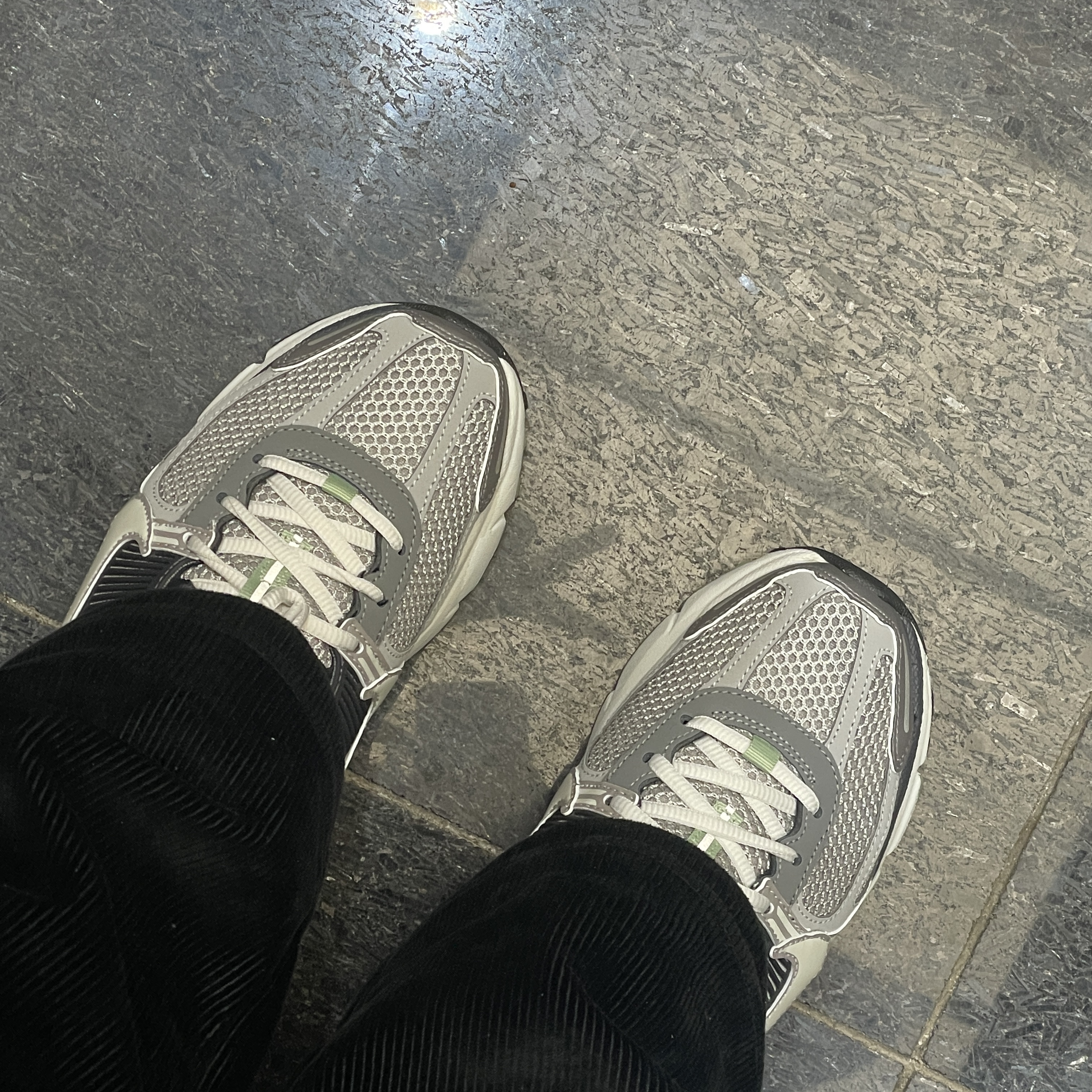 (W) Nike Zoom Vomero 5 Cobblestone and Flat Pewter 착용 스타일