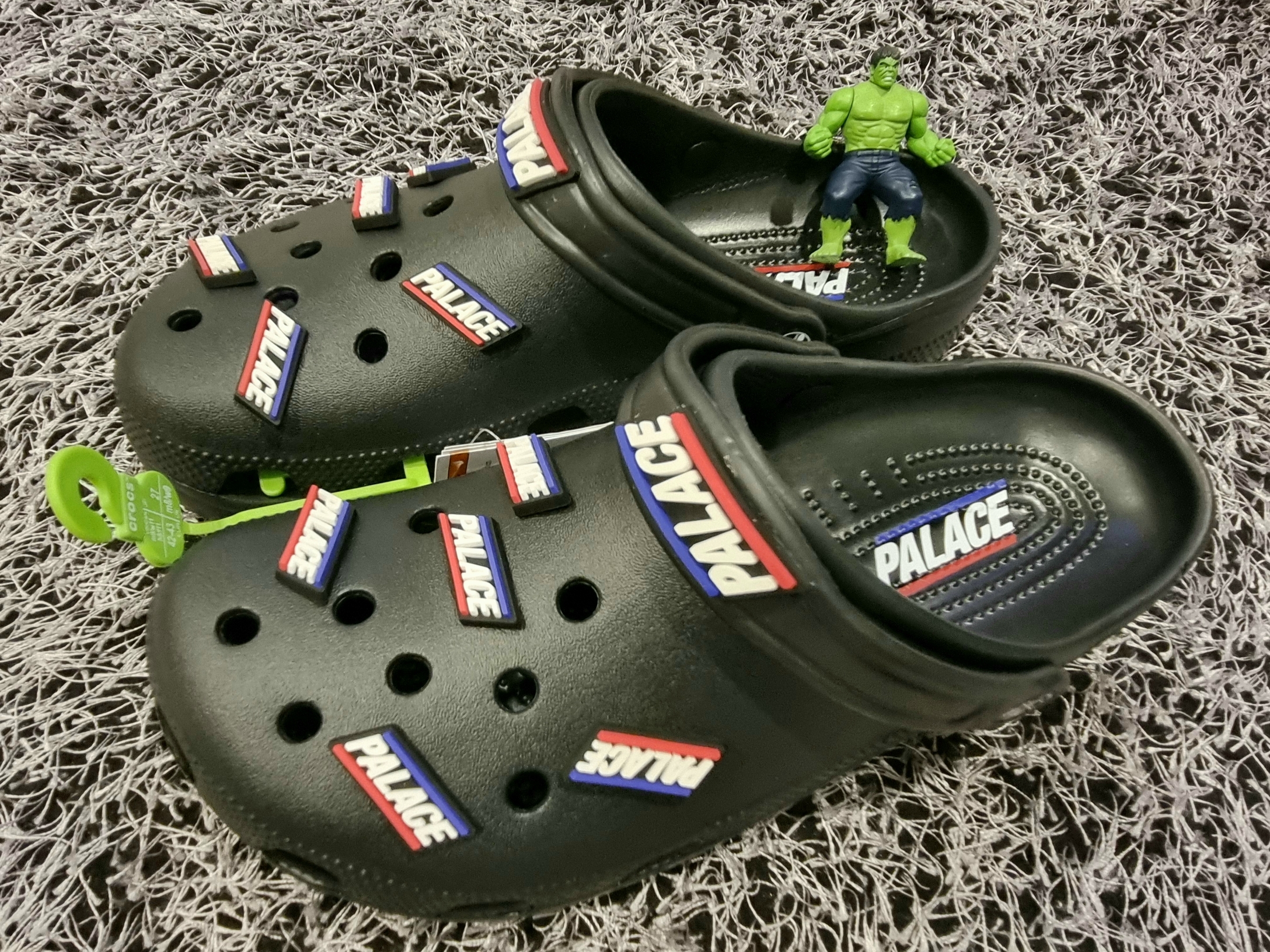 Crocs x Palace Classic Clog Black 착용 스타일 - 1