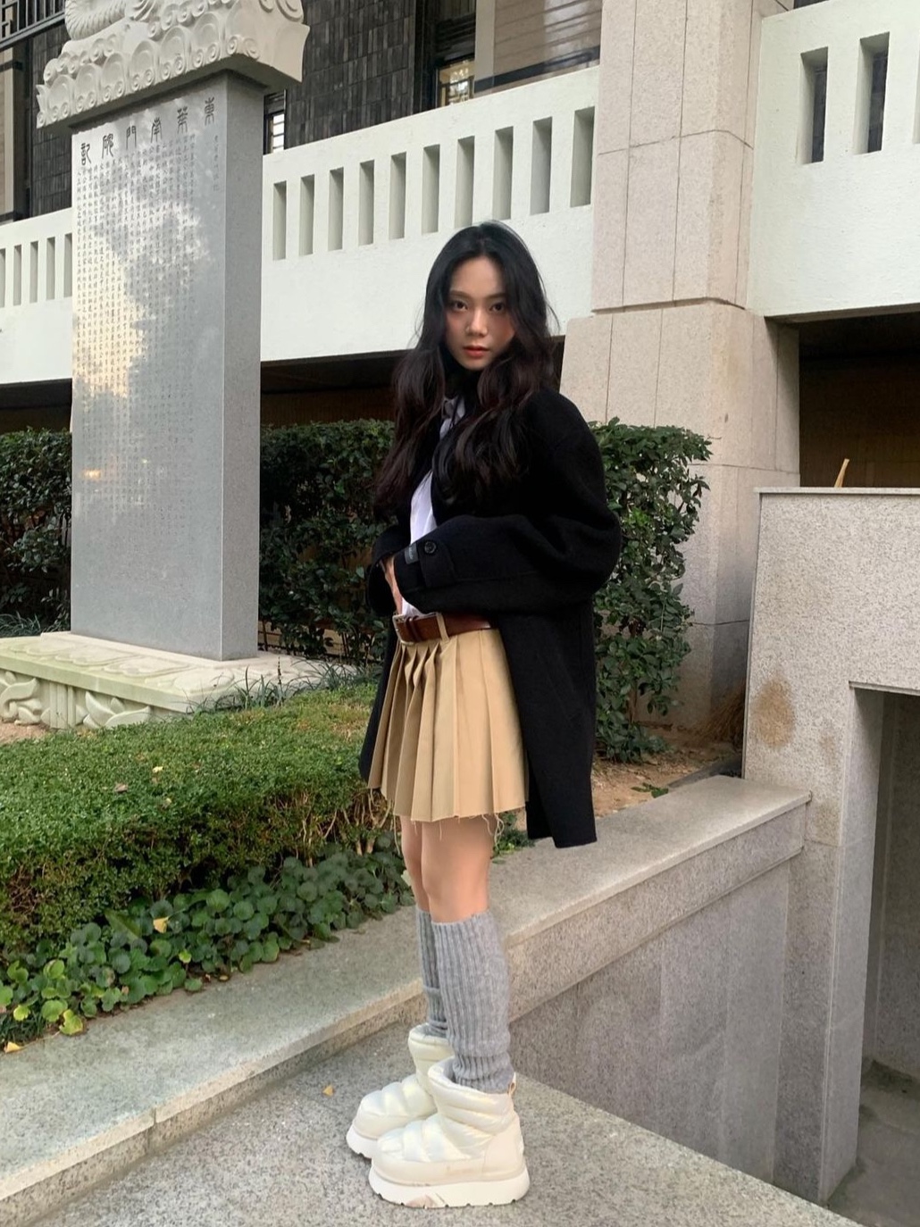 Mardi Mercredi Les Pompes Women Hiver Padding Oblique Boots White, Mardi Mercredi Les Pompes Women Hiver Padding Oblique Boots Black 착용 스타일