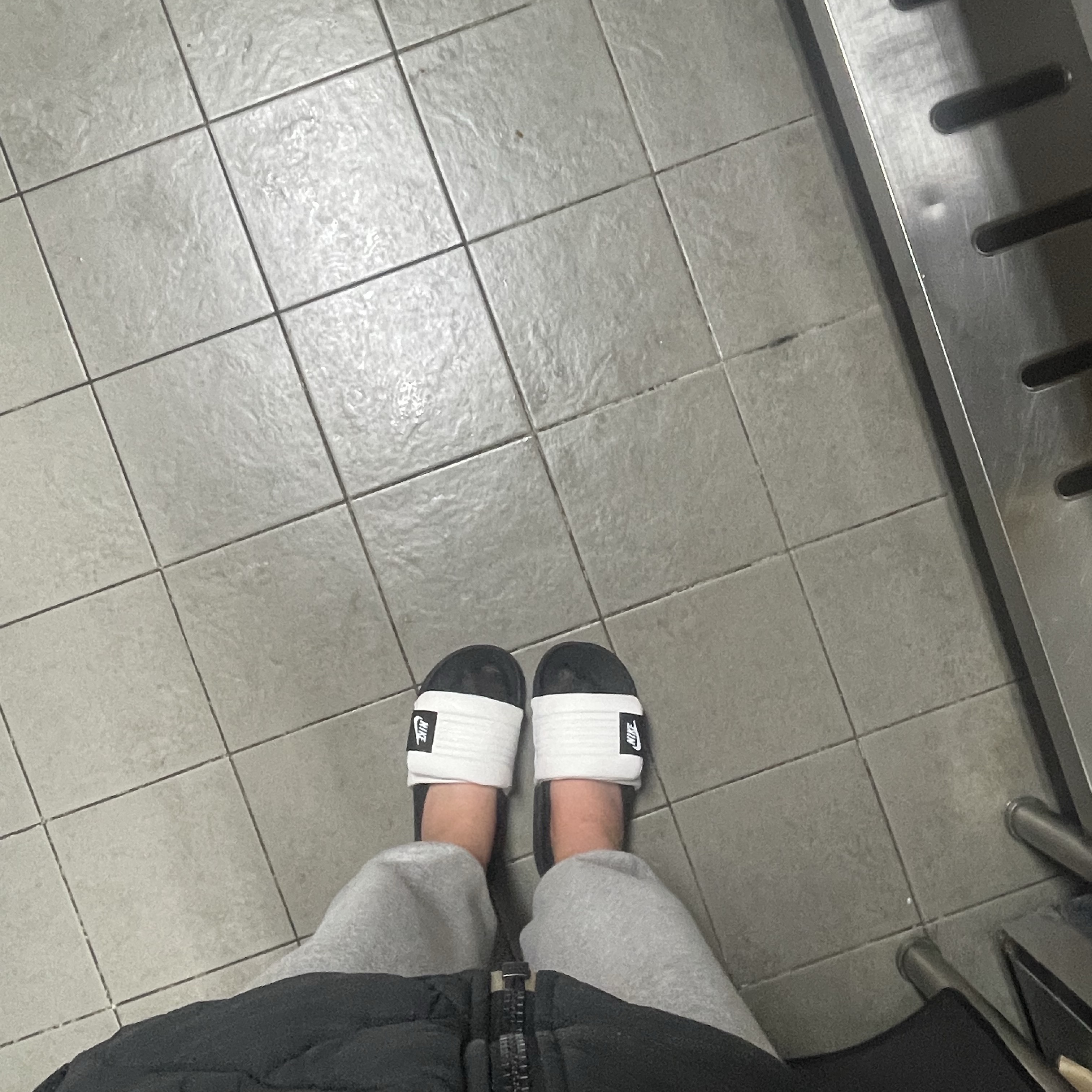 Nike Offcourt Adjust Slide Summit White 착용 스타일