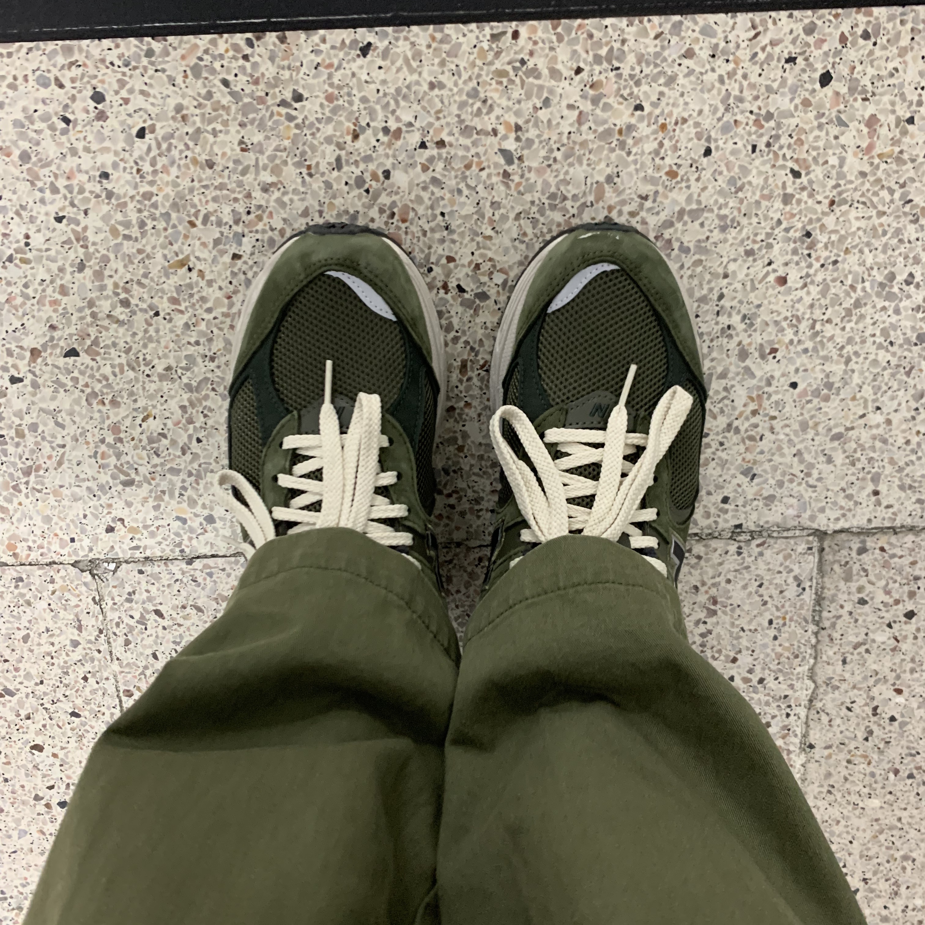 New Balance 2002R Grape Leaf 착용 스타일 - 1
