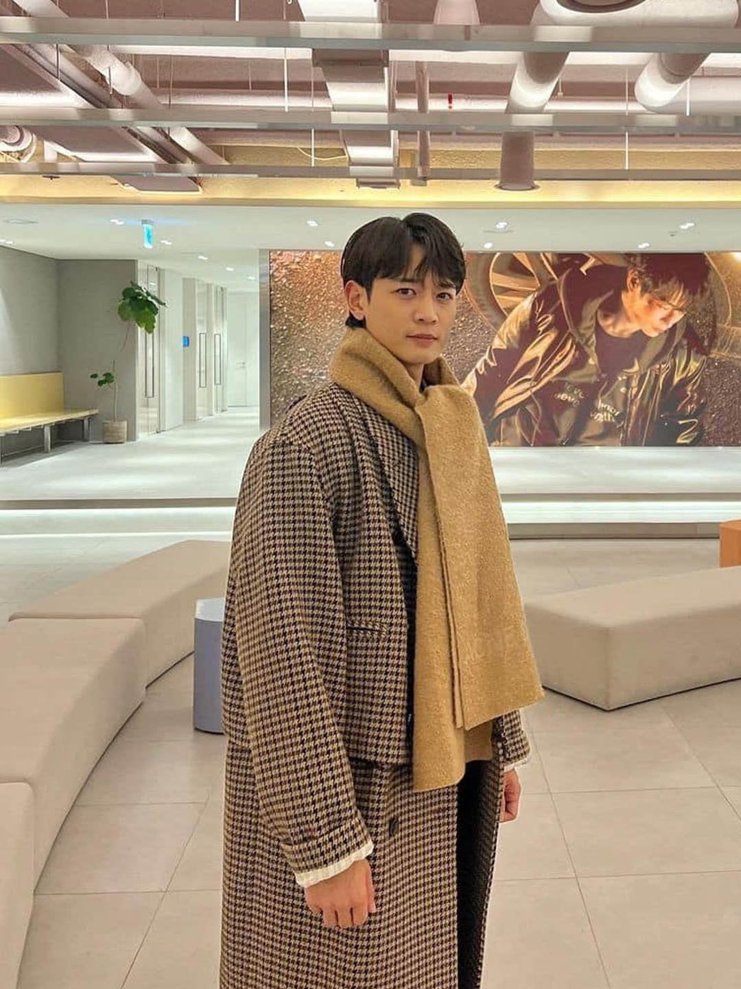 (W) Maison Margiela Check Wool Trench Coat Brown, [KREAM 단독] Haleine Detachable Hood Padded Check Mac Coat Greyish Beige 착용 스타일 - 4