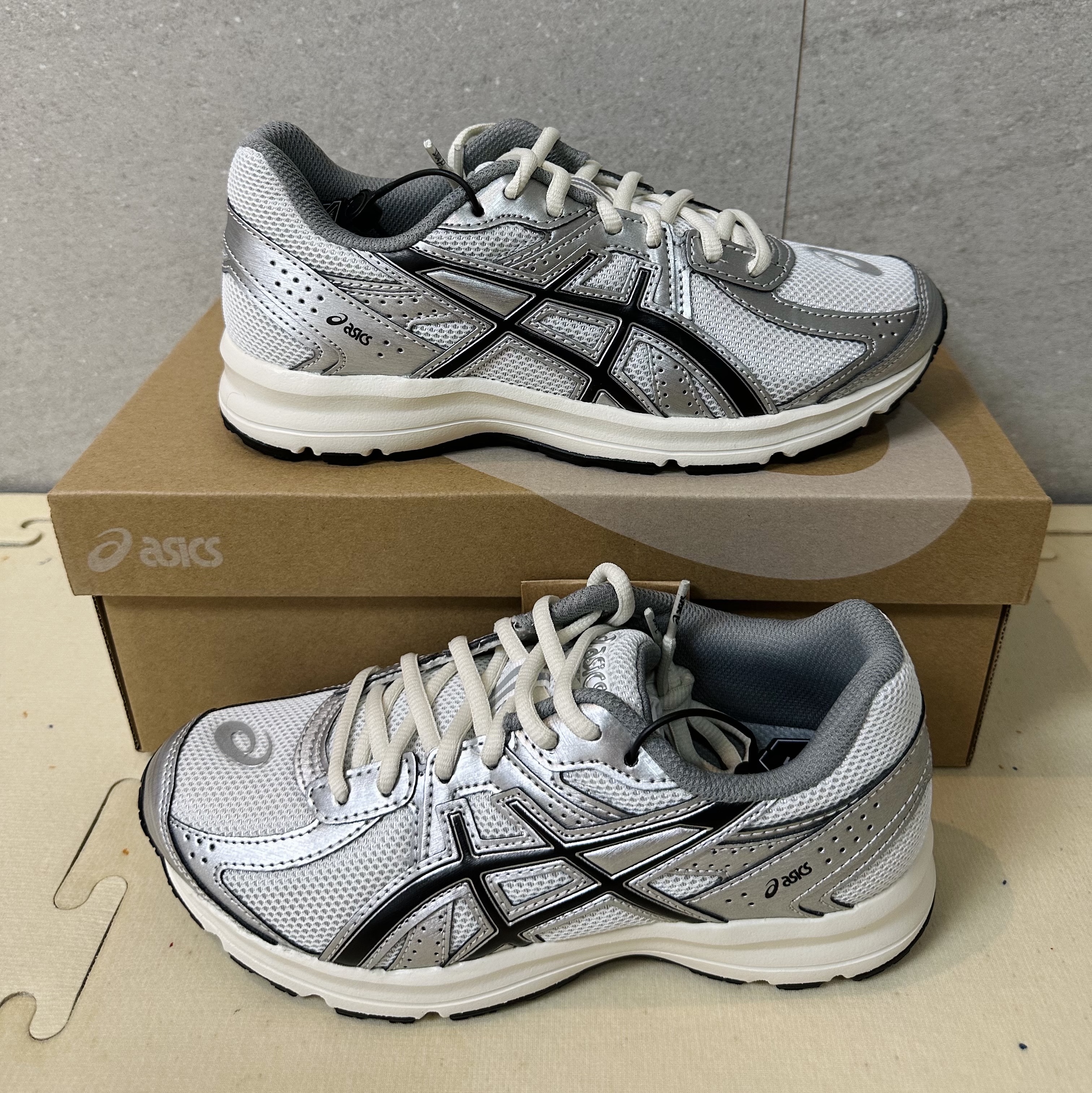 Asics Jog 100 S White Black - 2E Wide 착용 스타일 - 1