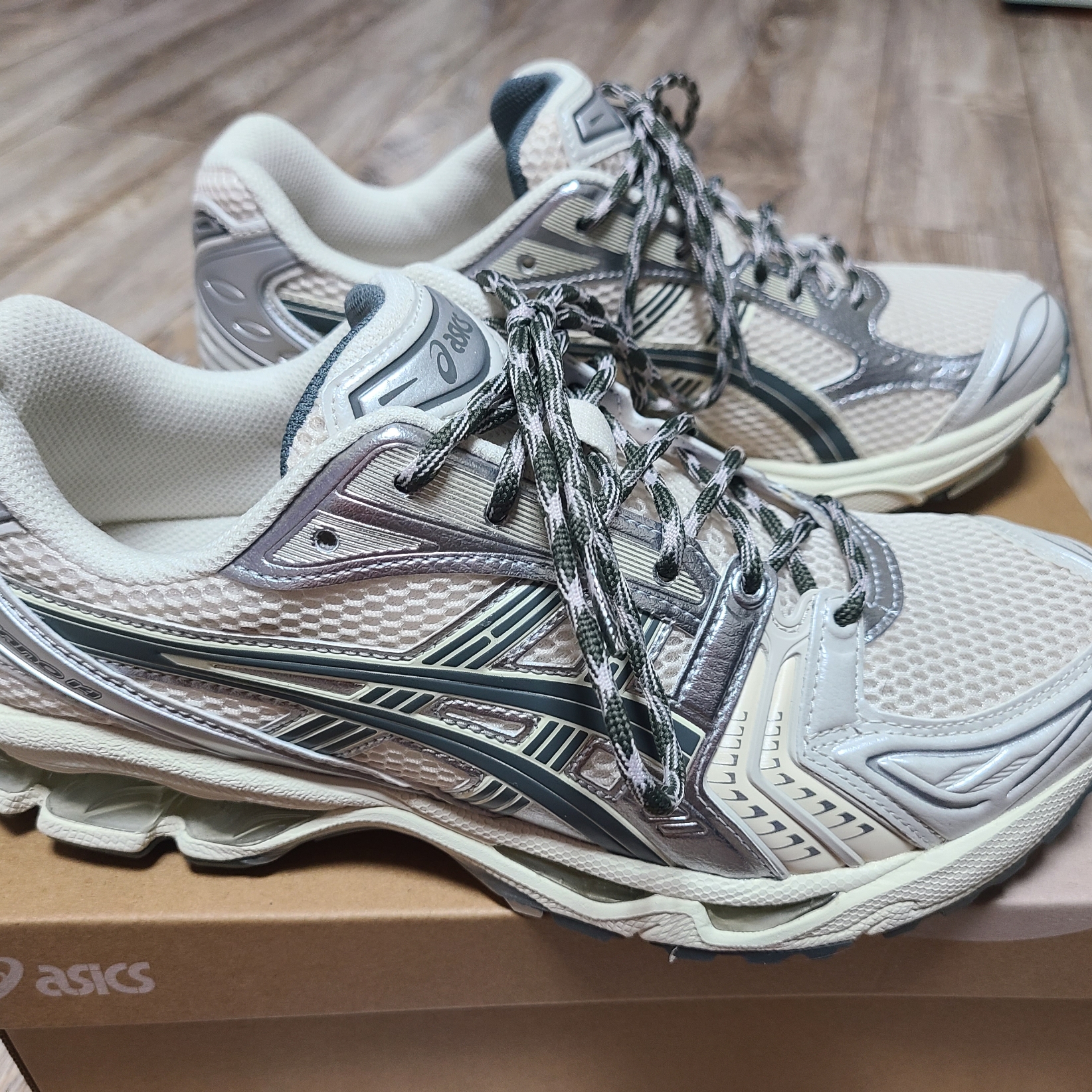 Asics Gel-Kayano 14 Birch Dark Pewter 착용 스타일 - 1