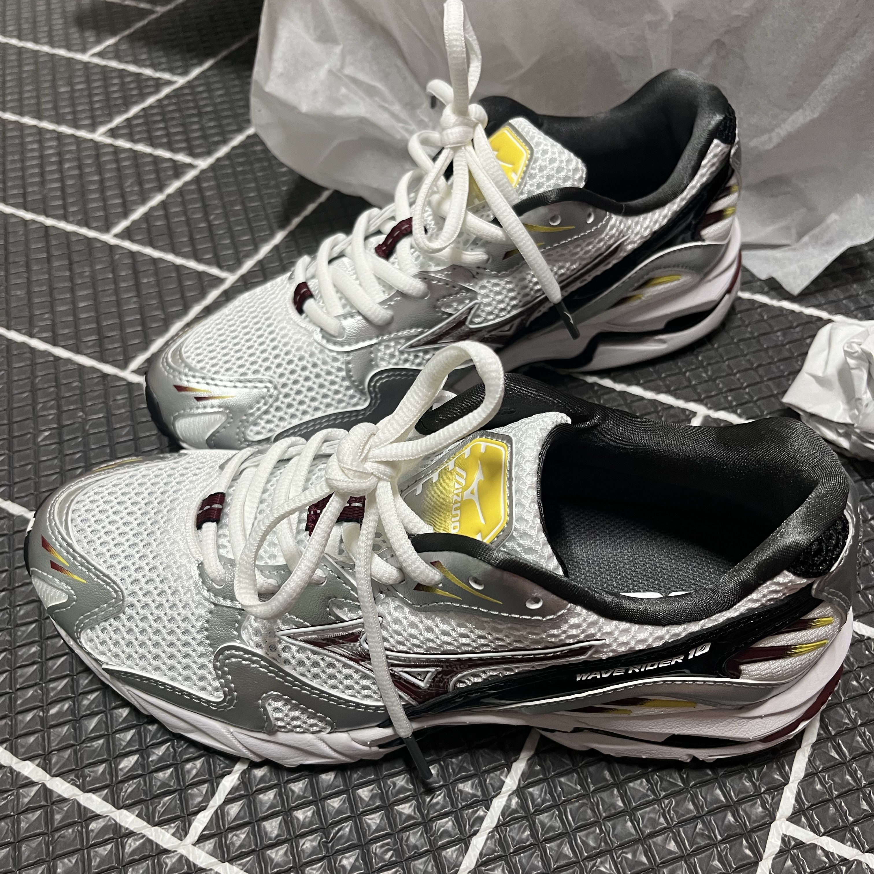Mizuno Wave Rider 10 White Cabernet Silver 착용 스타일