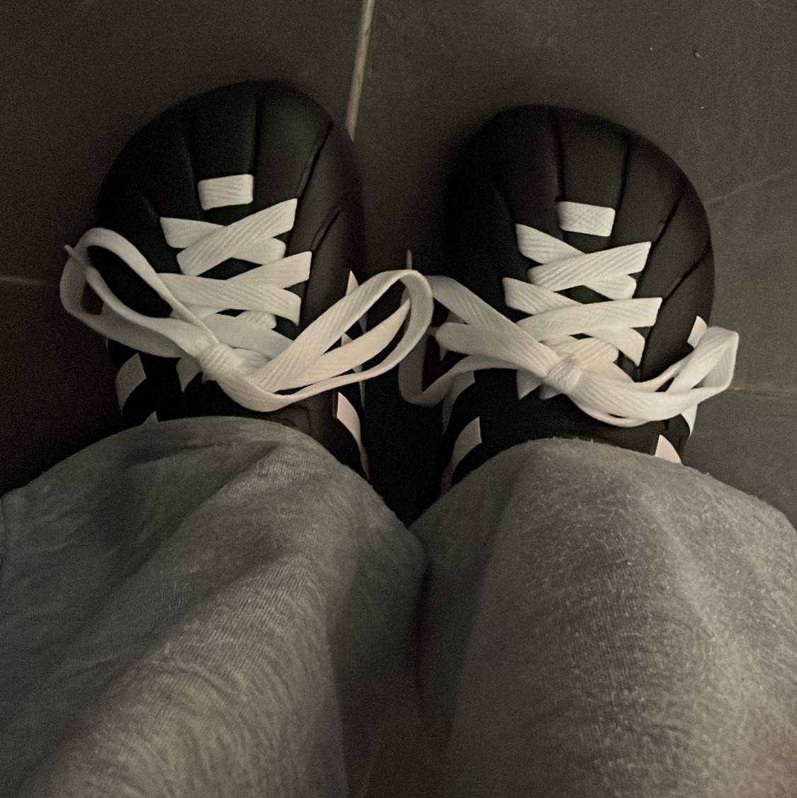 Adidas Adilette Clog Black White 착용 스타일