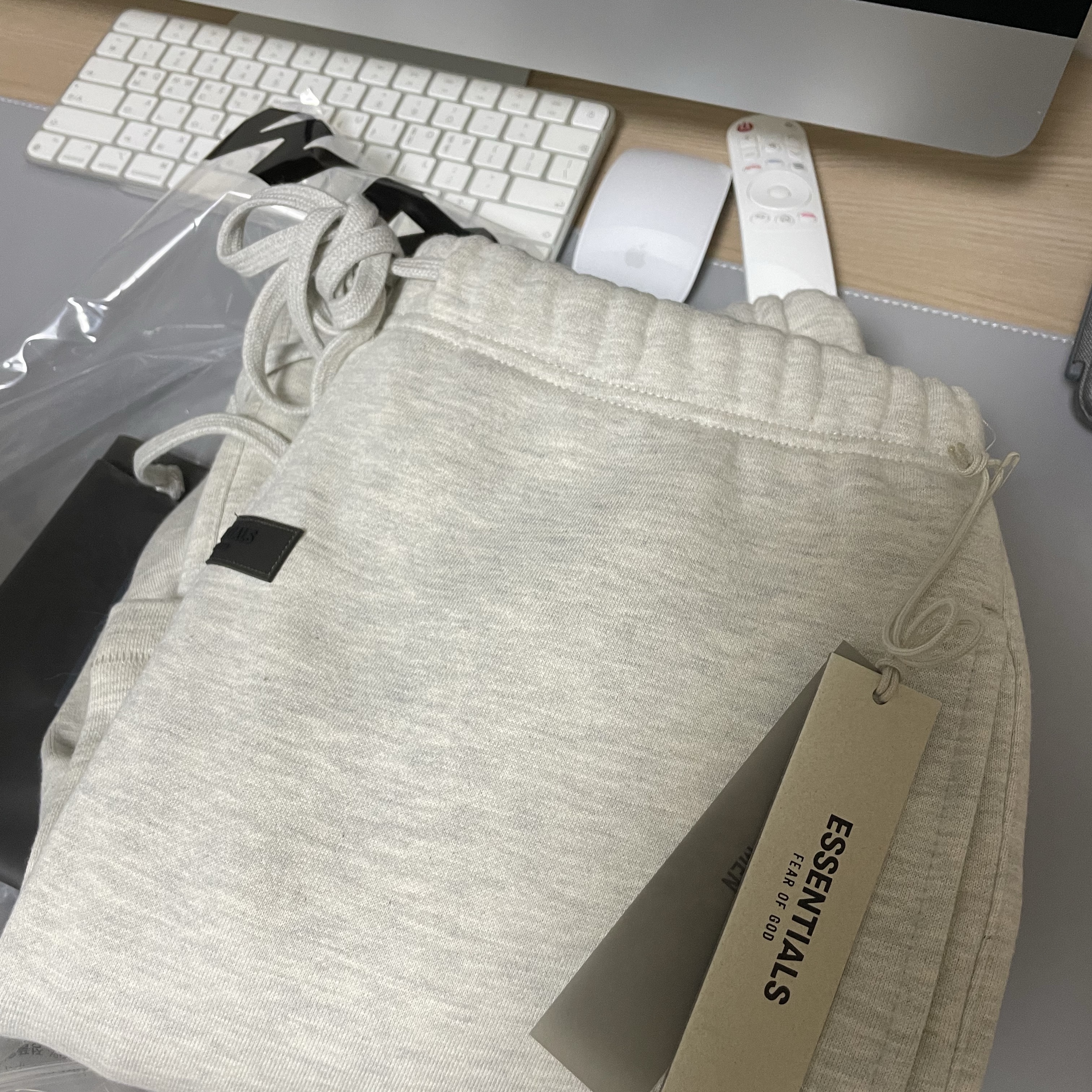 Essentials The Core Collection Relaxed Sweatpants Light Oatmeal 착용 스타일