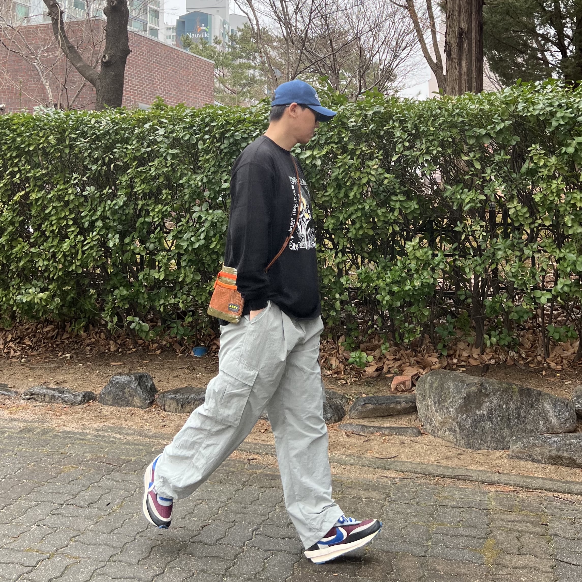 Nike x Sacai x Undercover LDWaffle Night Maroon Team Royal 착용 스타일 - 1