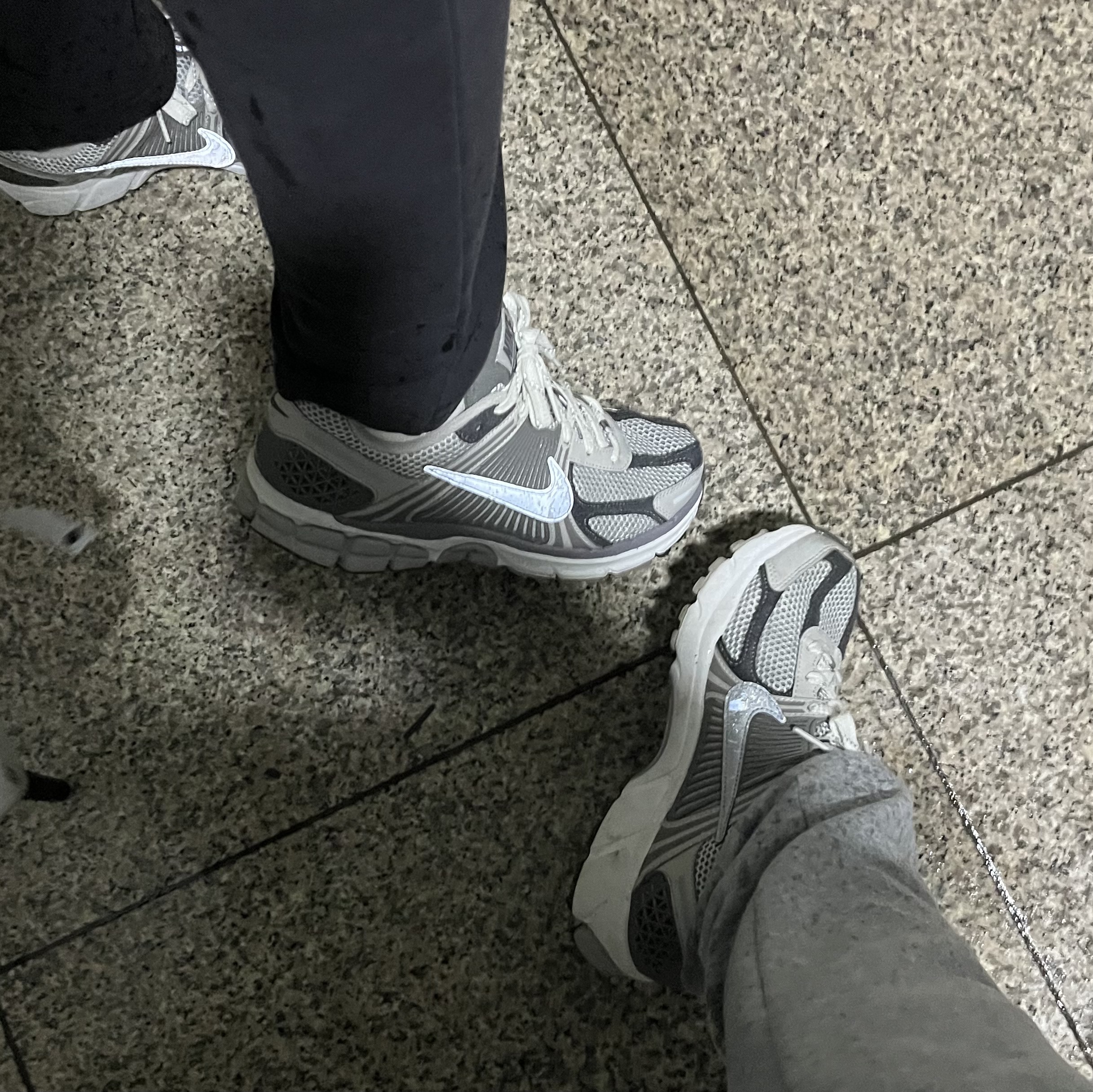 Nike Zoom Vomero 5 PRM Light Iron Ore and Flat Fewter 착용 스타일