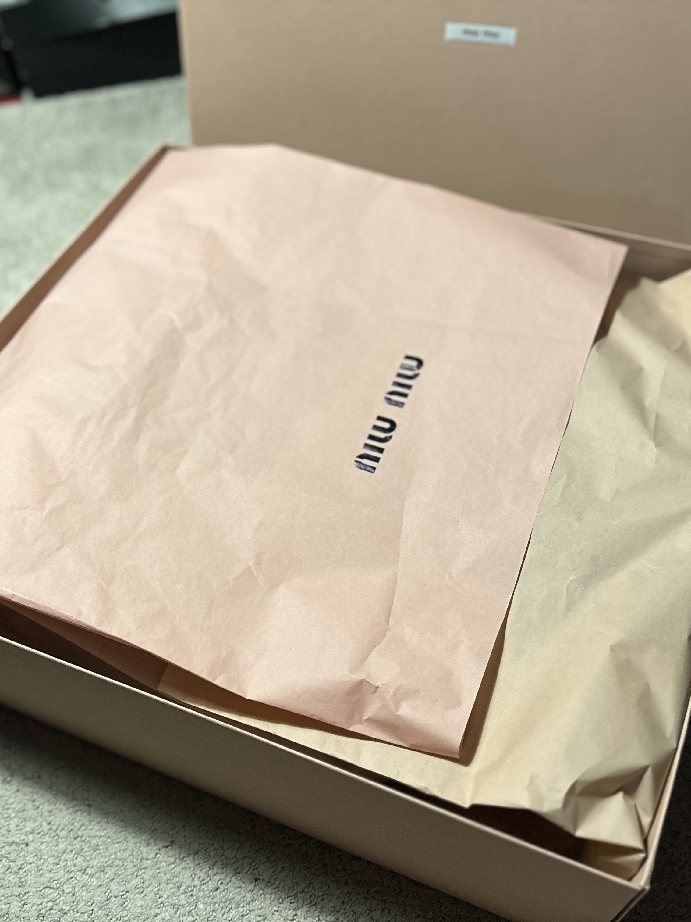 Miu Miu Aventure Nappa Leather Bag Black 착용 스타일 - 9