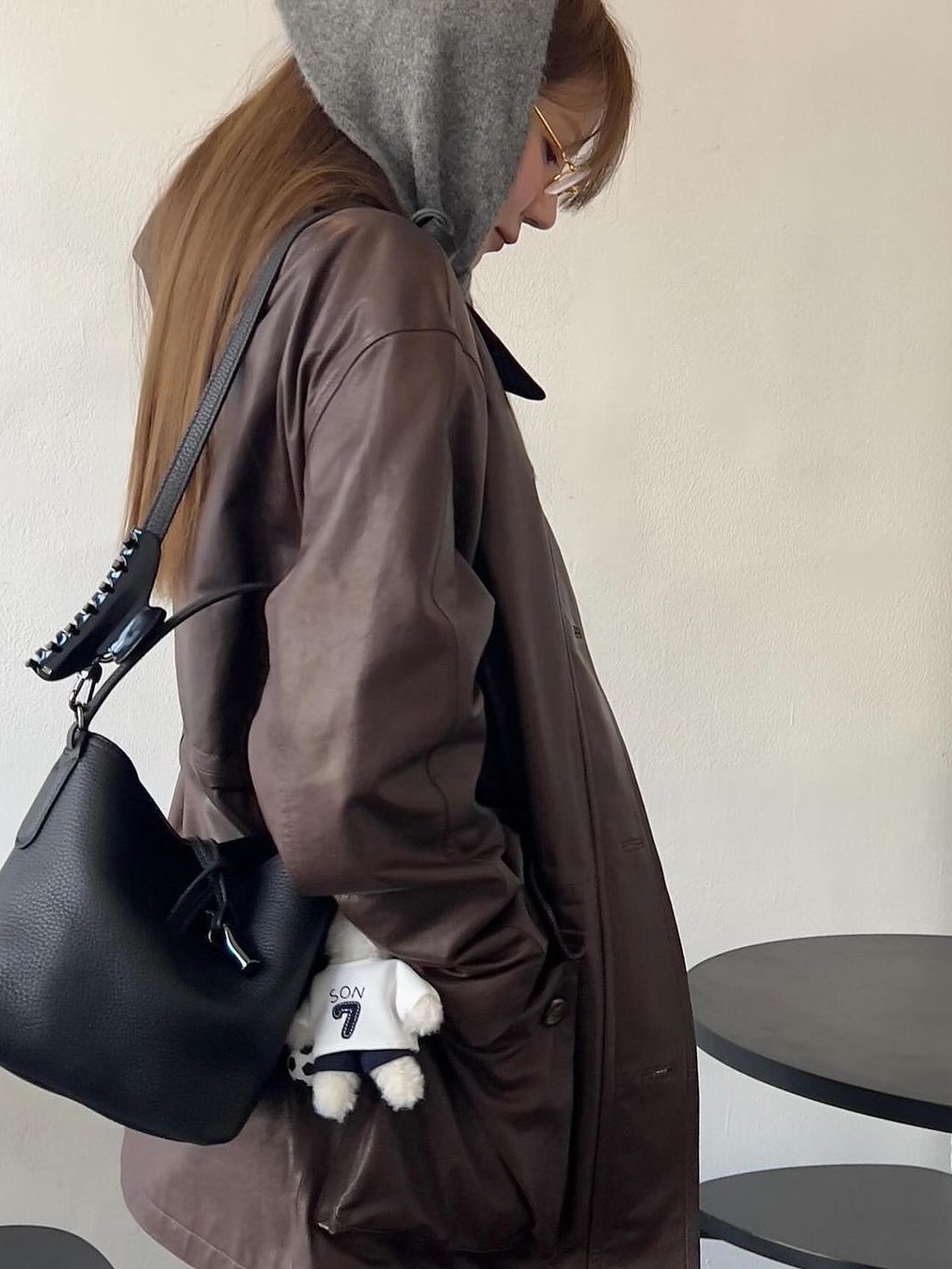 [예약 배송] NOS7 x Monamhee SON.hee Cream, Jellycat Otto Sausage Dog Bag Charm Brown 착용 스타일 - 2