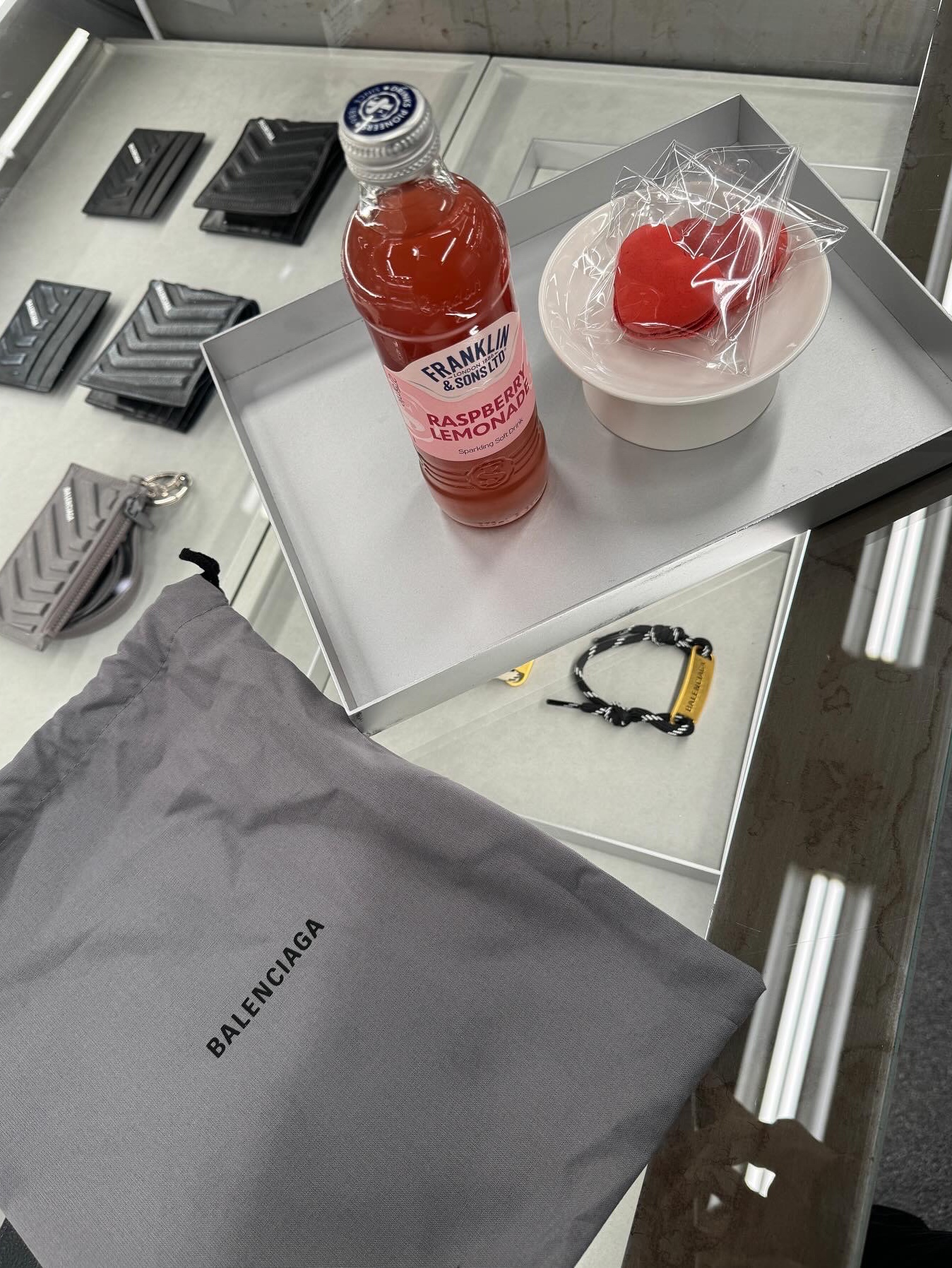 Balenciaga Passport Phone Holder Black, Balenciaga Passport 2 Tickets Long Wallet Dark Red 착용 스타일 - 5