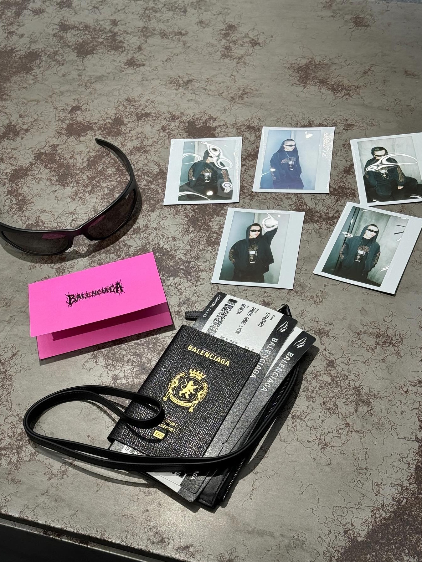 Balenciaga Passport Phone Holder Black, Balenciaga Passport 2 Tickets Long Wallet Dark Red 착용 스타일 - 1
