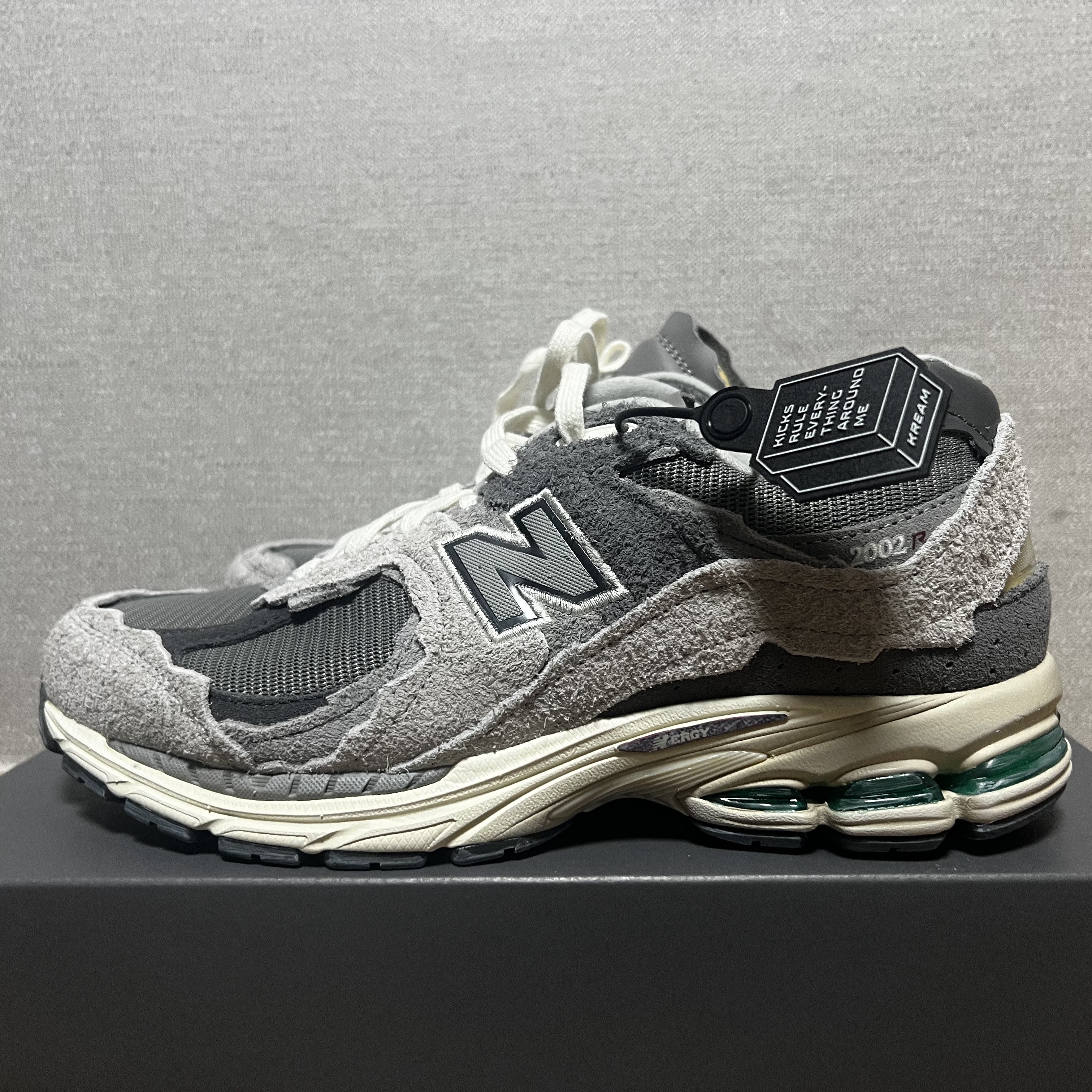 New Balance 2002R Protection Pack Rain Cloud 착용 스타일