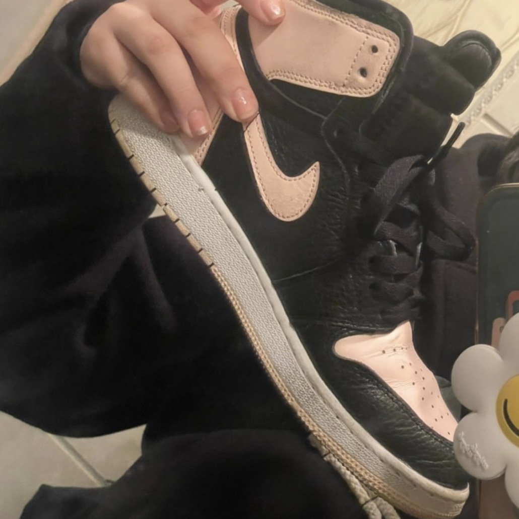Jordan 1 Retro High OG Crimson Tint 착용 스타일 - 1
