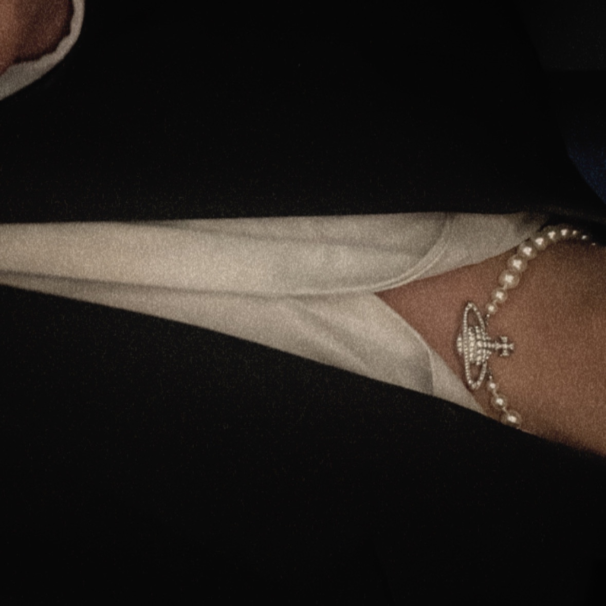 Vivienne Westwood One Row Pearl Bas Relief Choker Silver 착용 스타일