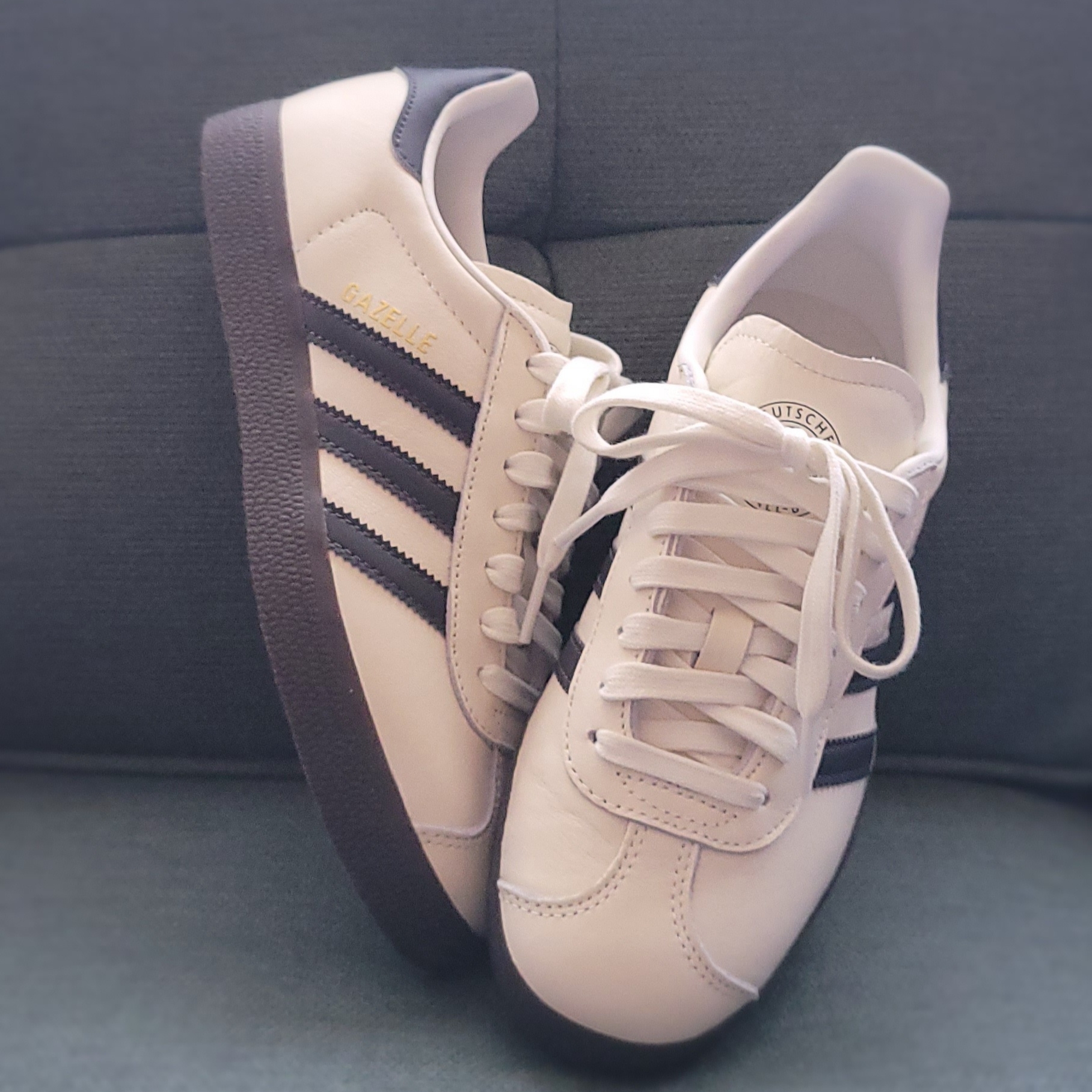 Adidas Gazelle Germany Off White Utility Black 착용 스타일 - 2