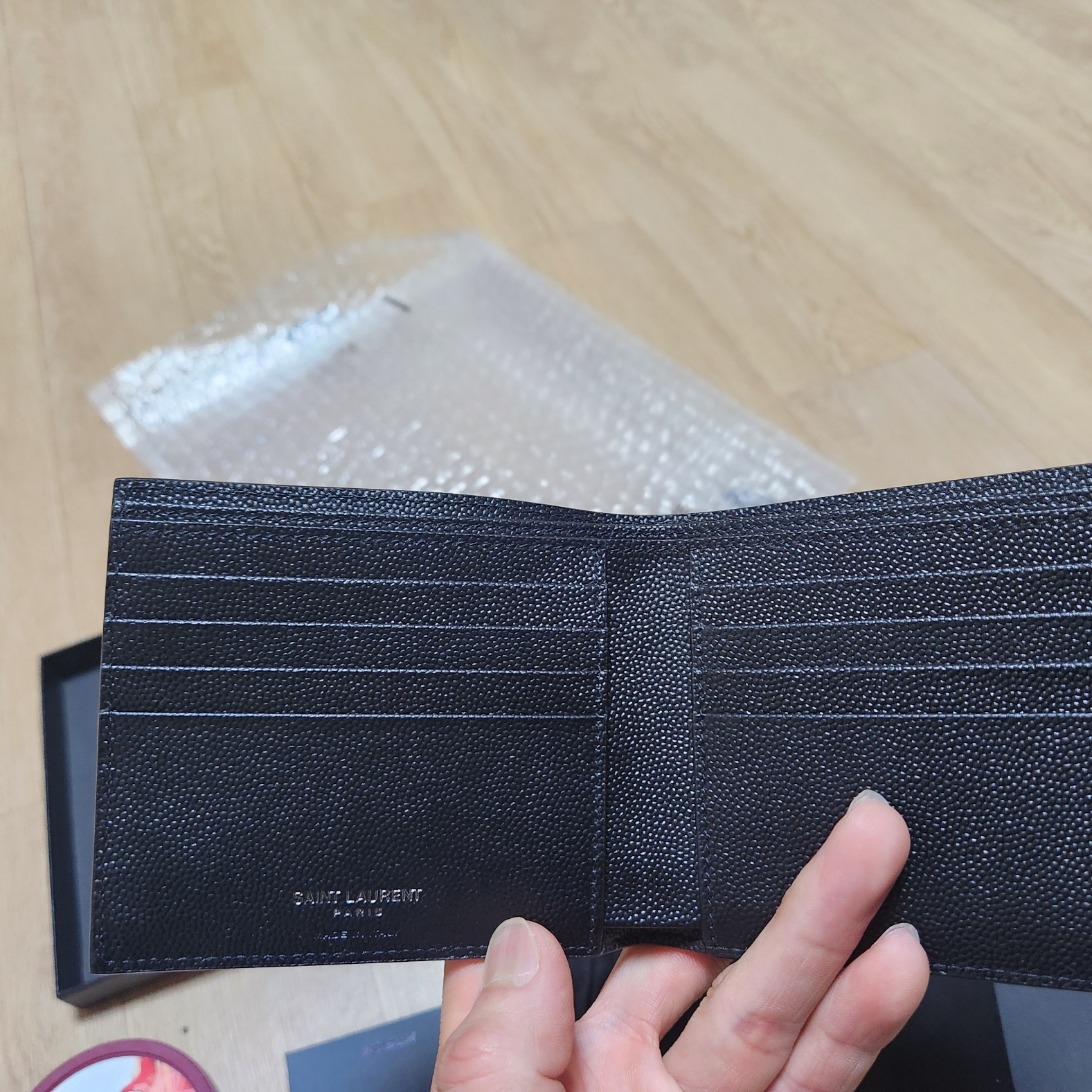 Saint Laurent Cassandre East/West Wallet in Grain De Poudre Embossed Leather Black 착용 스타일 - 2