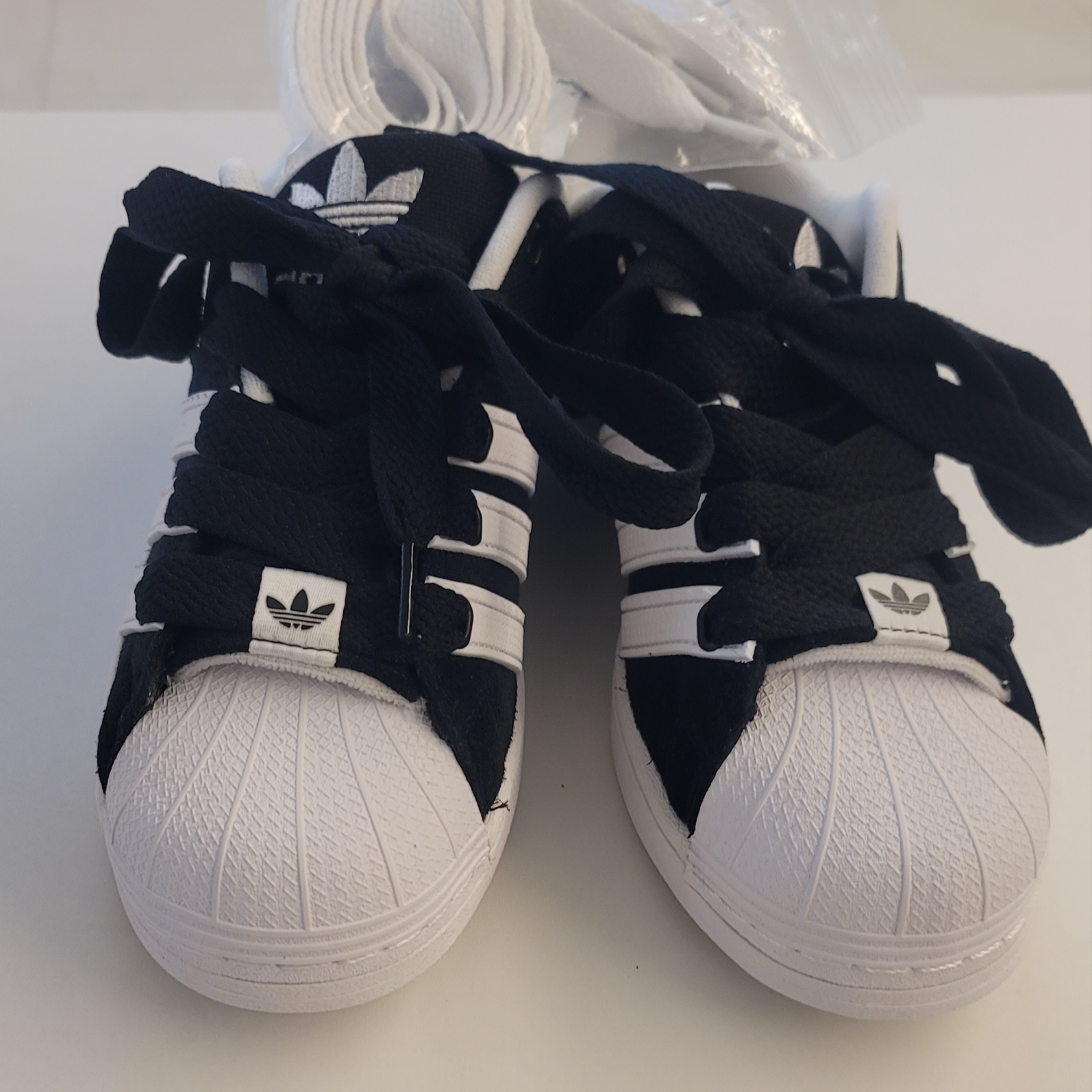 Adidas Superstar Supermodified Core Black Cloud White 착용 스타일 - 2