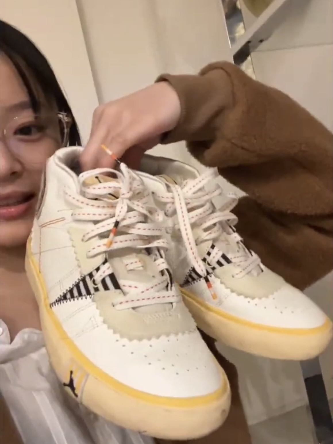 Nike x The Powerpuff Girls SB Dunk Low Pro QS Buttercup, (W) Jordan 1 x Teyana Taylor Zoom CMFT 2 Gym Red 착용 스타일 - 5