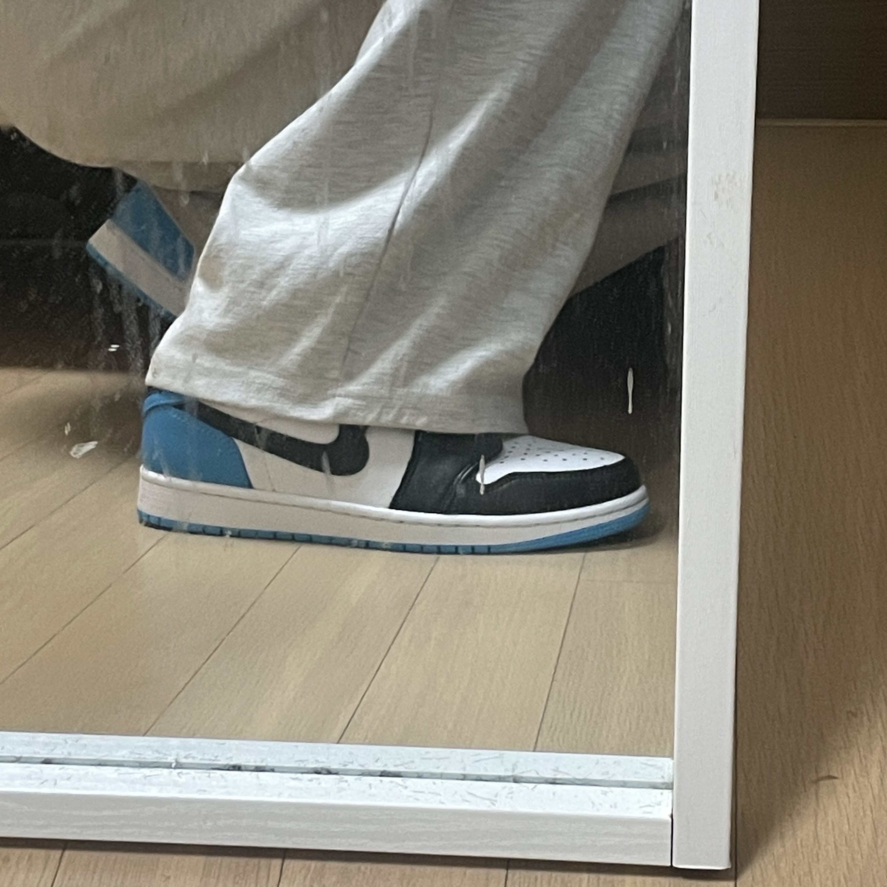 Jordan 1 Retro Low OG Black and Dark Powder Blue 착용 스타일