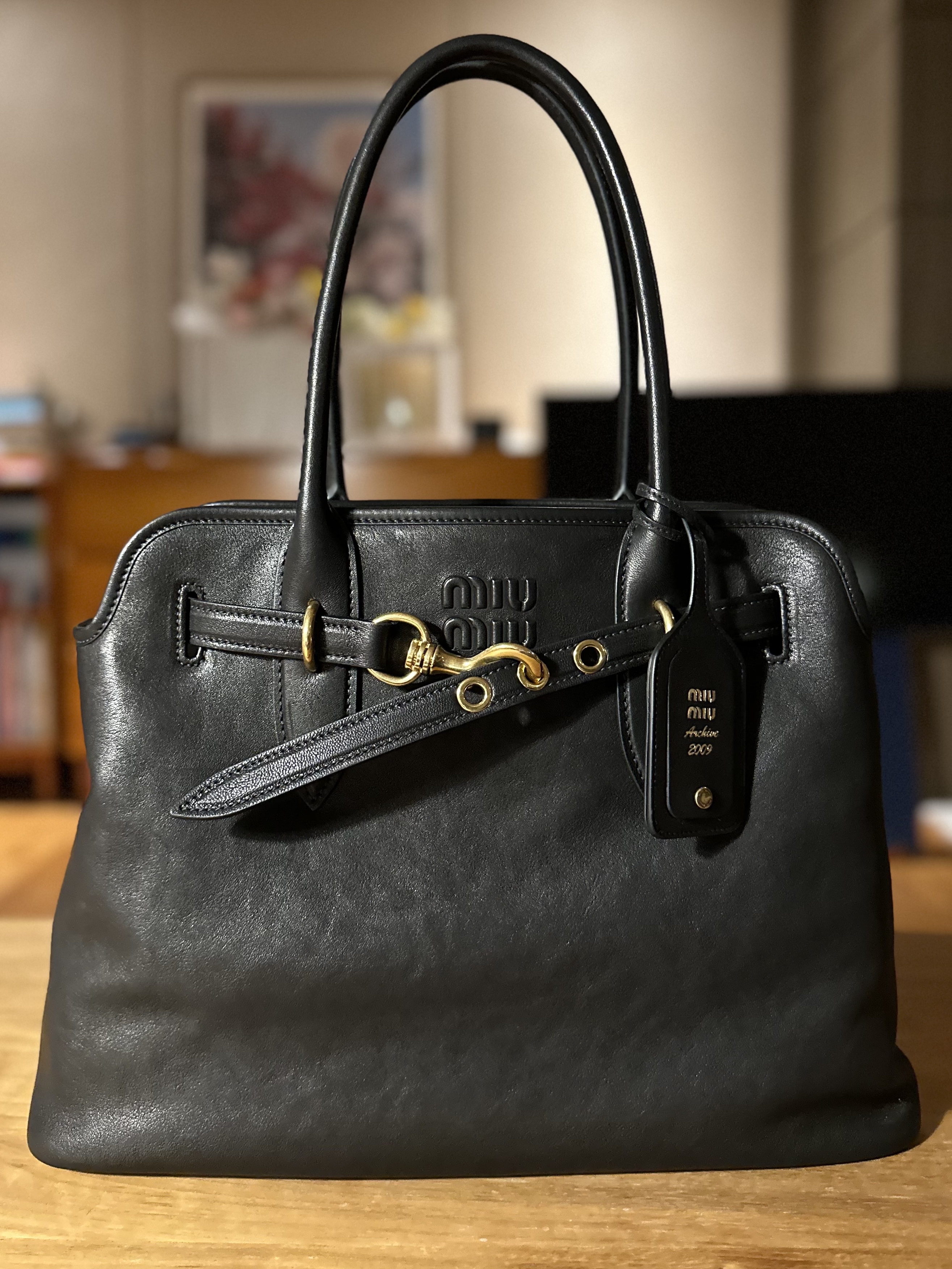 Miu Miu Aventure Nappa Leather Bag Black 착용 스타일 - 1