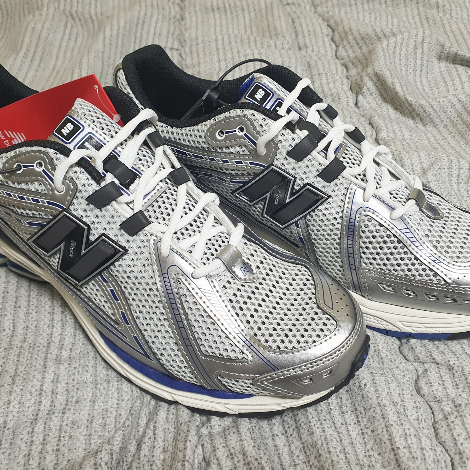 New Balance 1906R Silver Metallic 착용 스타일