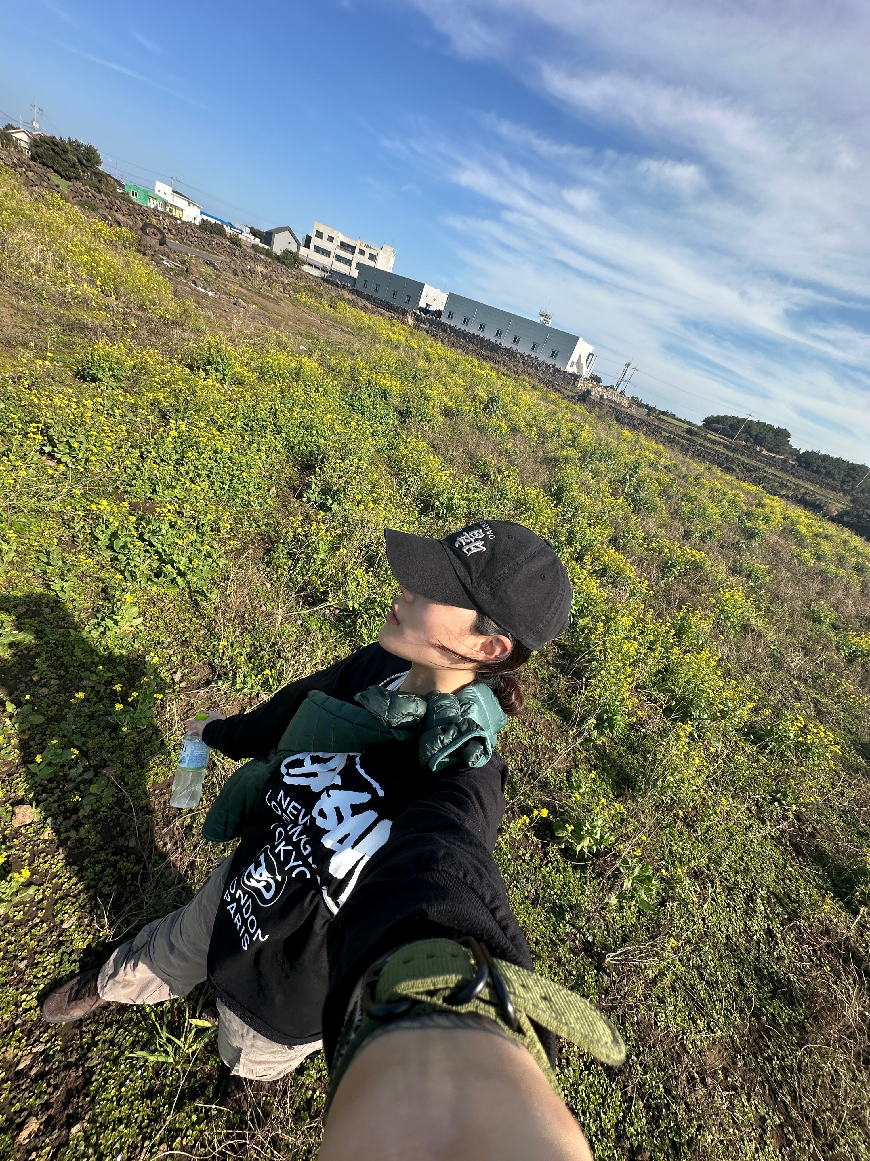 Stussy World Tour LS T-Shirt Black 2023, Darkr8m Studio Upside Down Silver Logo Cap 착용 스타일