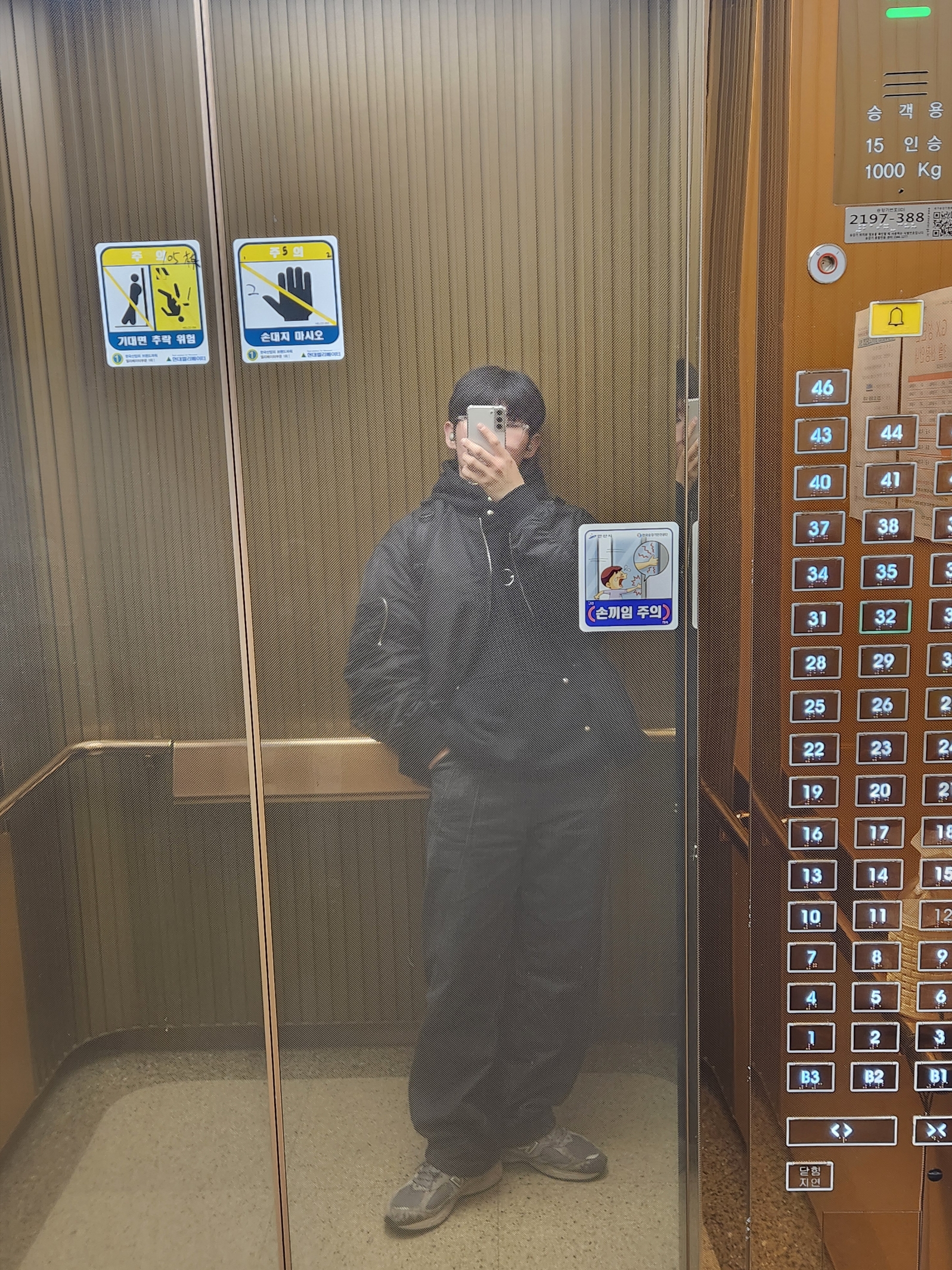 Thug Club Armor Hoodie Black, New Balance 2002R Grey 착용 스타일