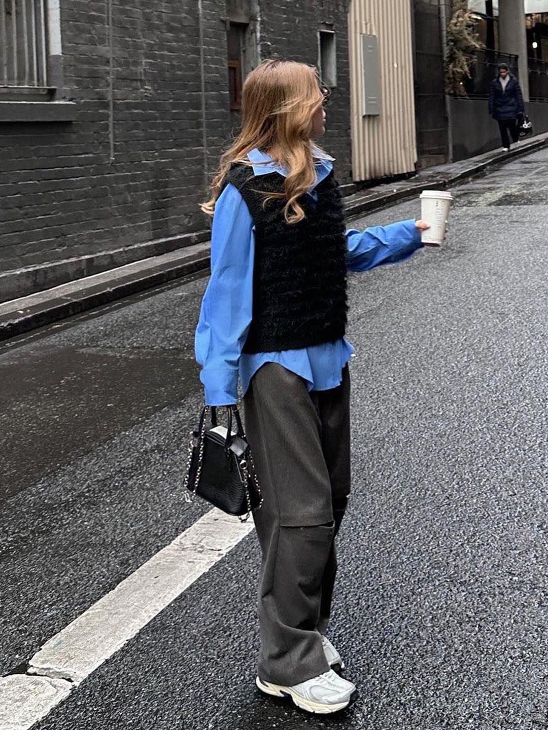 AMI de Coeur Oxford Button Down Shirt Sky Blue, Dunst Classic Boyfriend Shirt Blue 착용 스타일 - 4