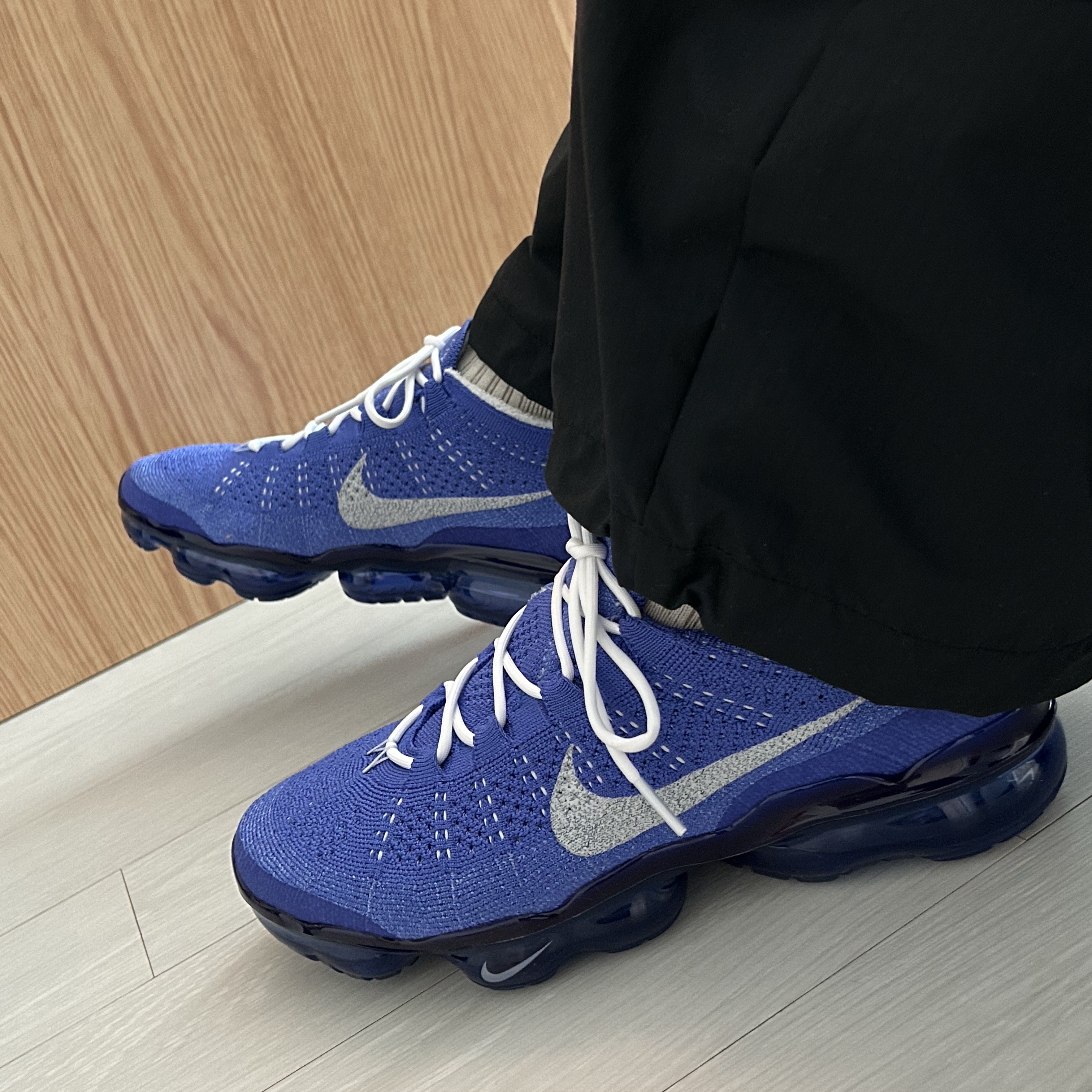 Nike Air VaporMax 2023 Flyknit Pure Platinum Anthracite, Nike Air VaporMax 2023 Flyknit Triple Black 착용 스타일 - 2
