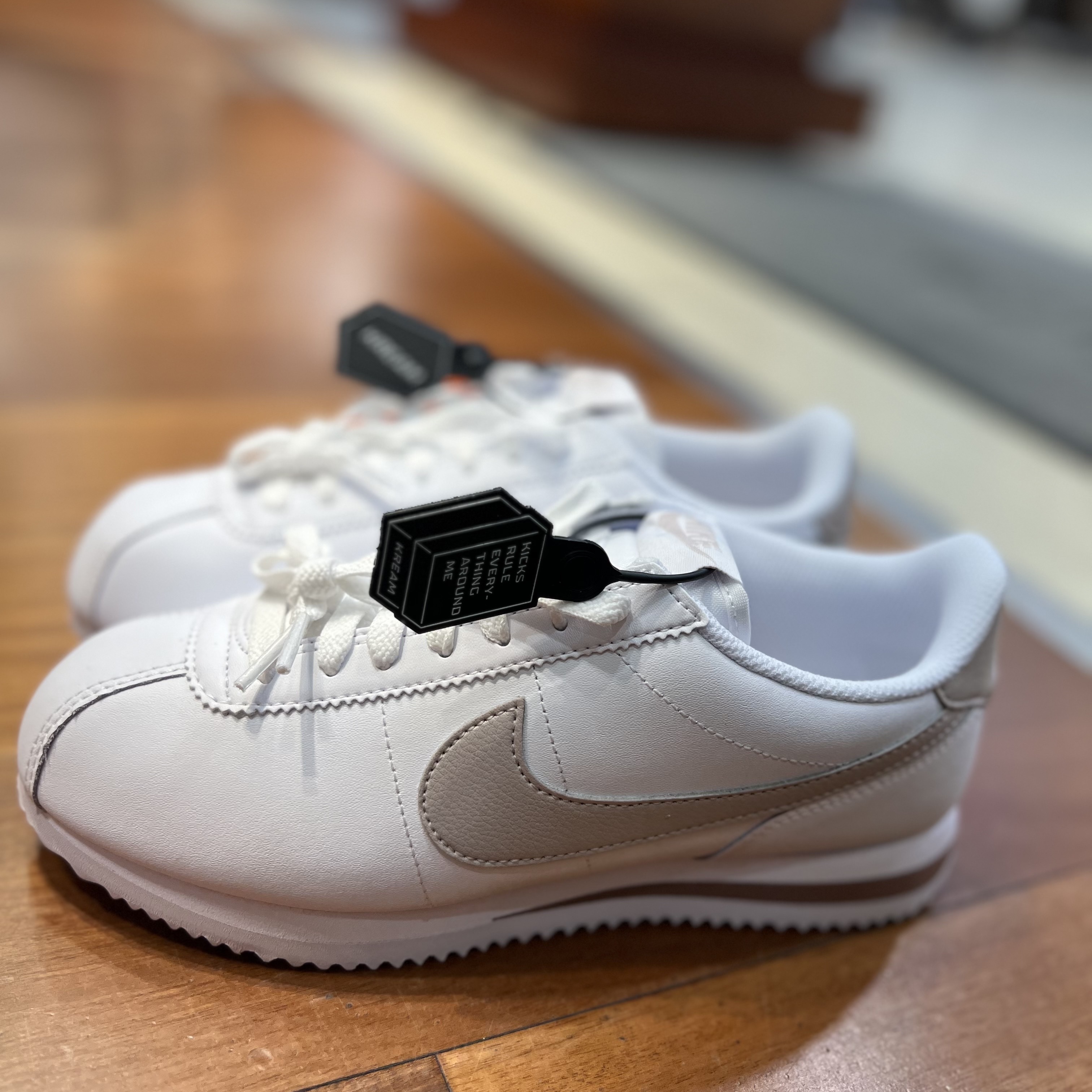 (W) Nike Cortez White Platinum Violet 착용 스타일