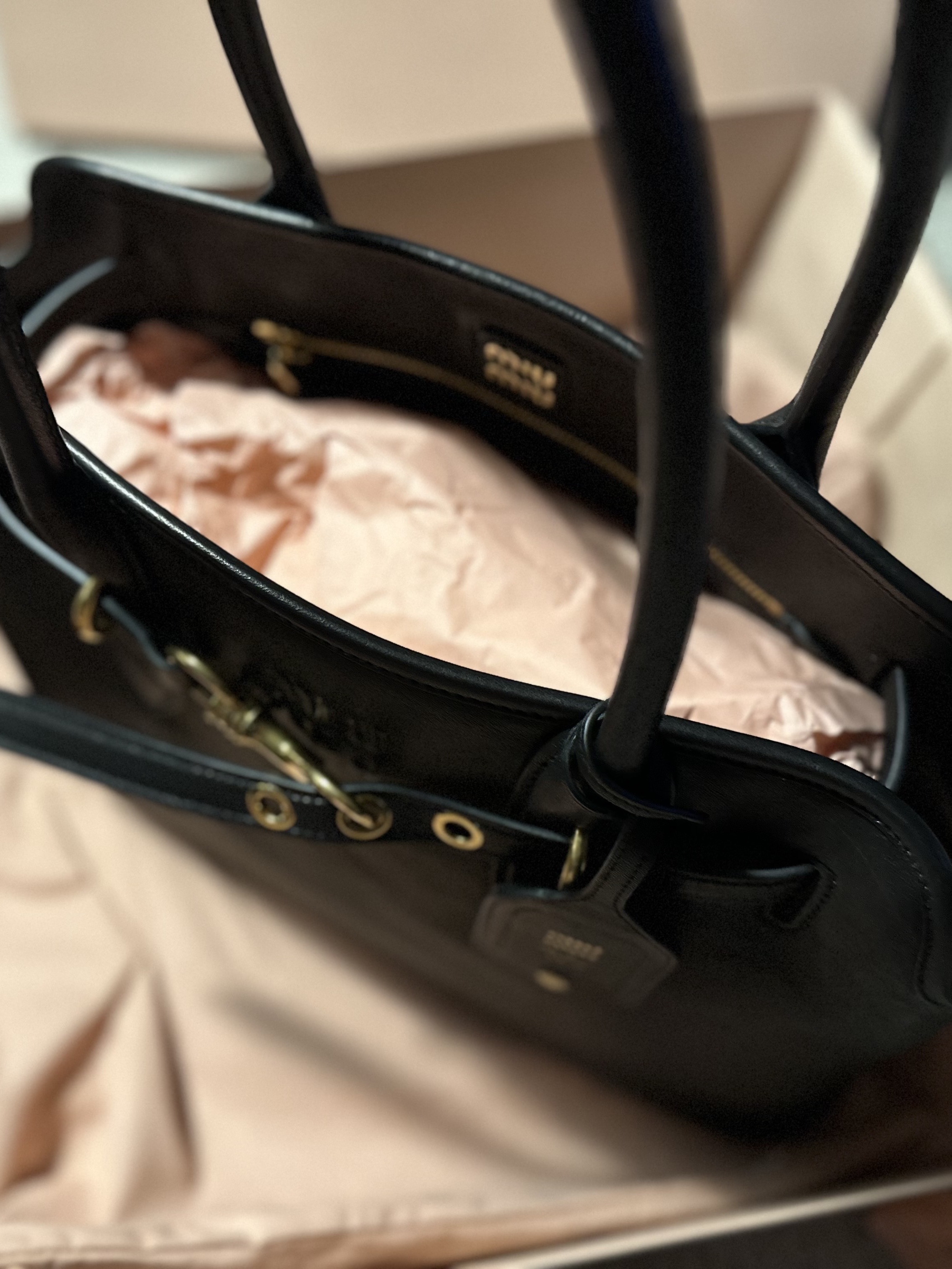 Miu Miu Aventure Nappa Leather Bag Black 착용 스타일 - 7