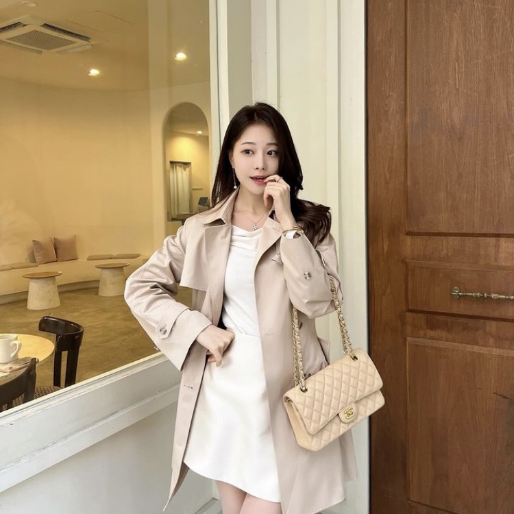 Chanel Classic Large Handbag Grained Calfskin & Gold Beige 착용 스타일