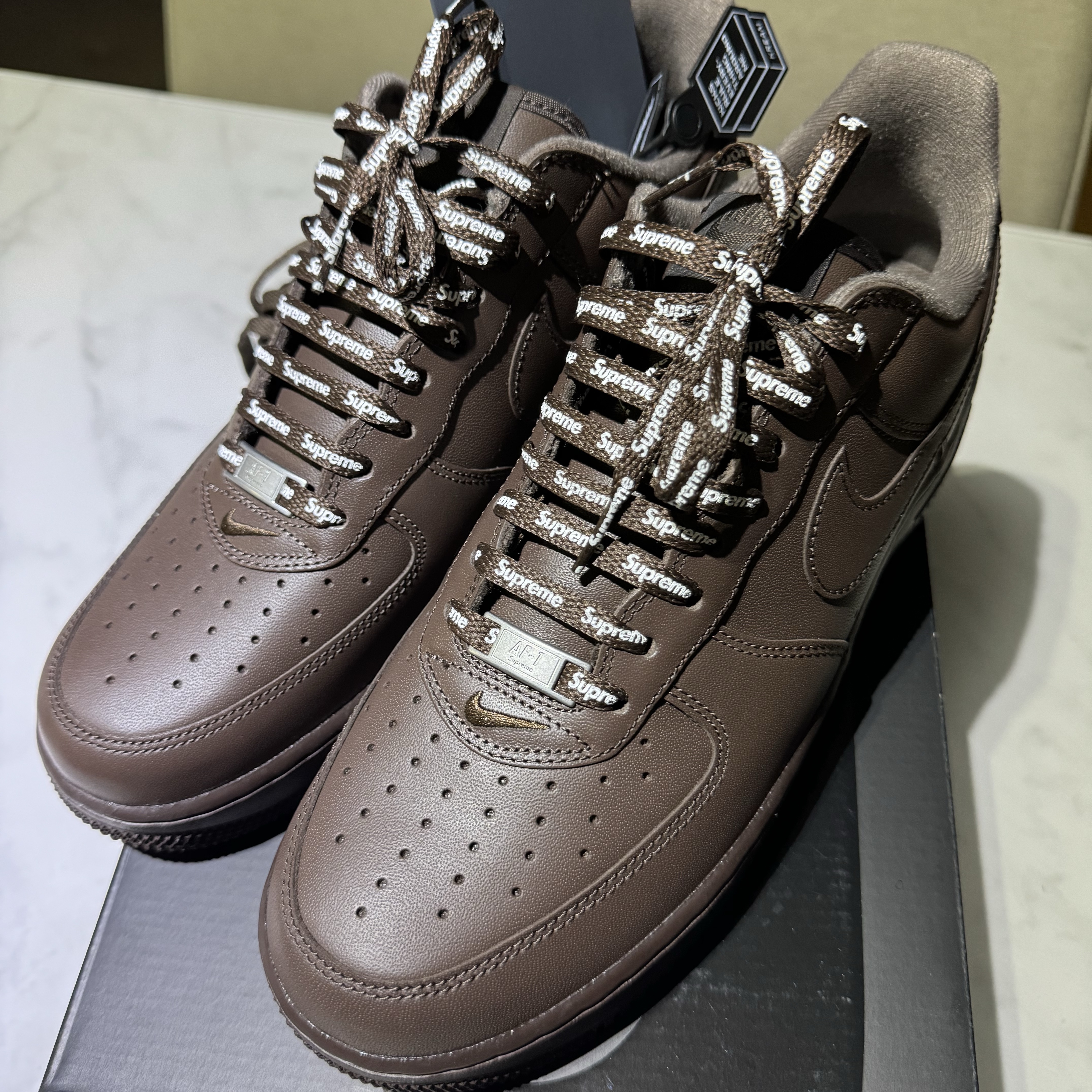 Nike x Supreme Air Force 1 Low Baroque Brown 착용 스타일