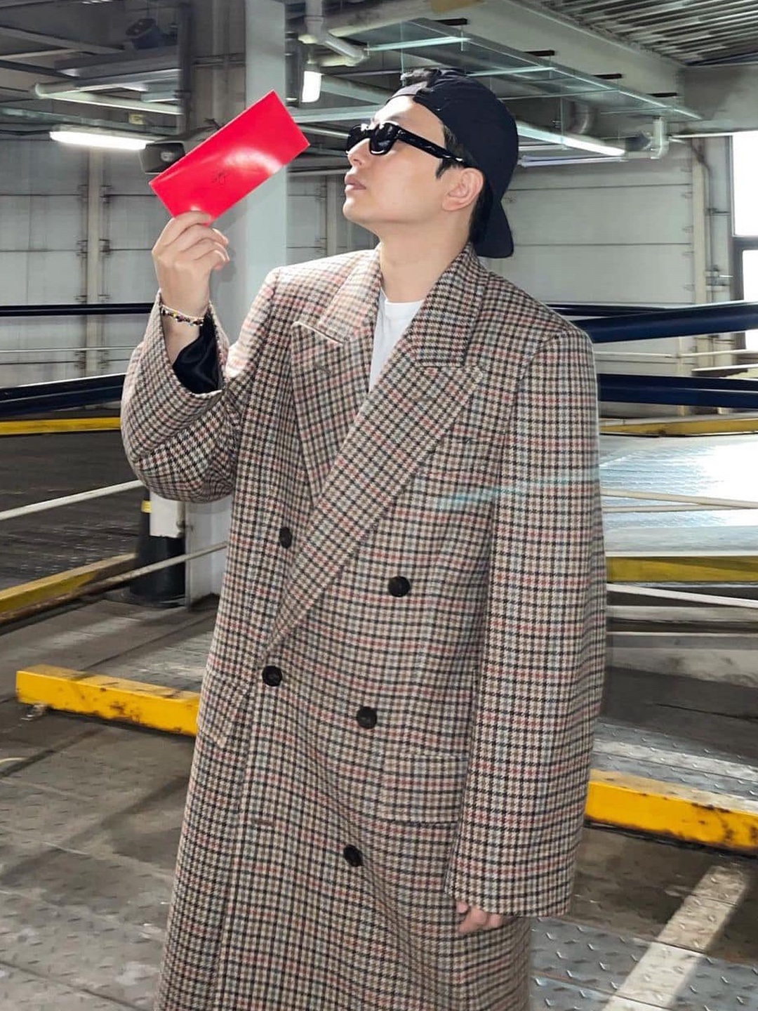 (W) Maison Margiela Check Wool Trench Coat Brown, [KREAM 단독] Haleine Detachable Hood Padded Check Mac Coat Greyish Beige 착용 스타일 - 2