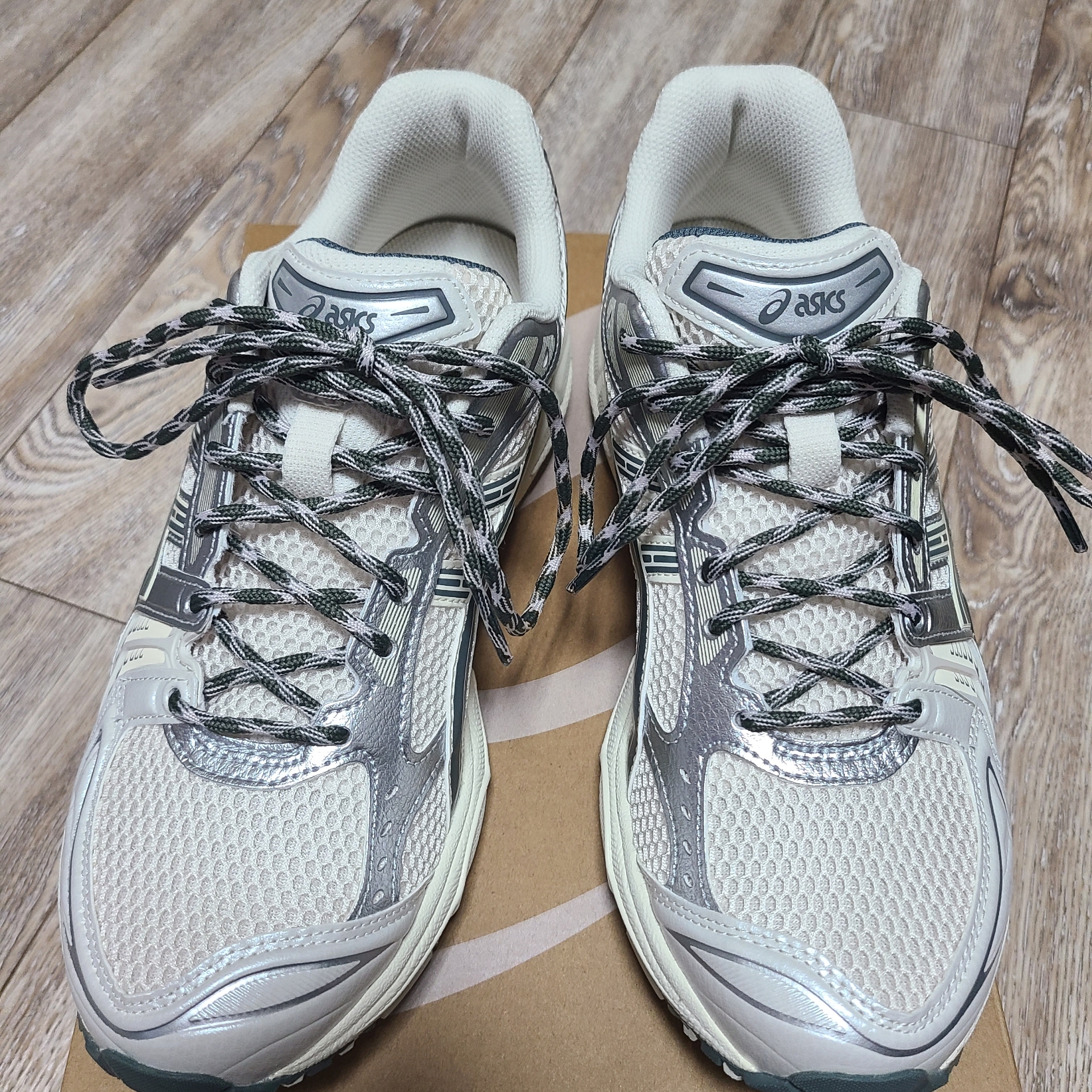 Asics Gel-Kayano 14 Birch Dark Pewter 착용 스타일 - 2