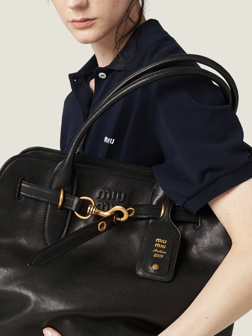Miu Miu Aventure Nappa Leather Bag Black 착용 스타일 - 10