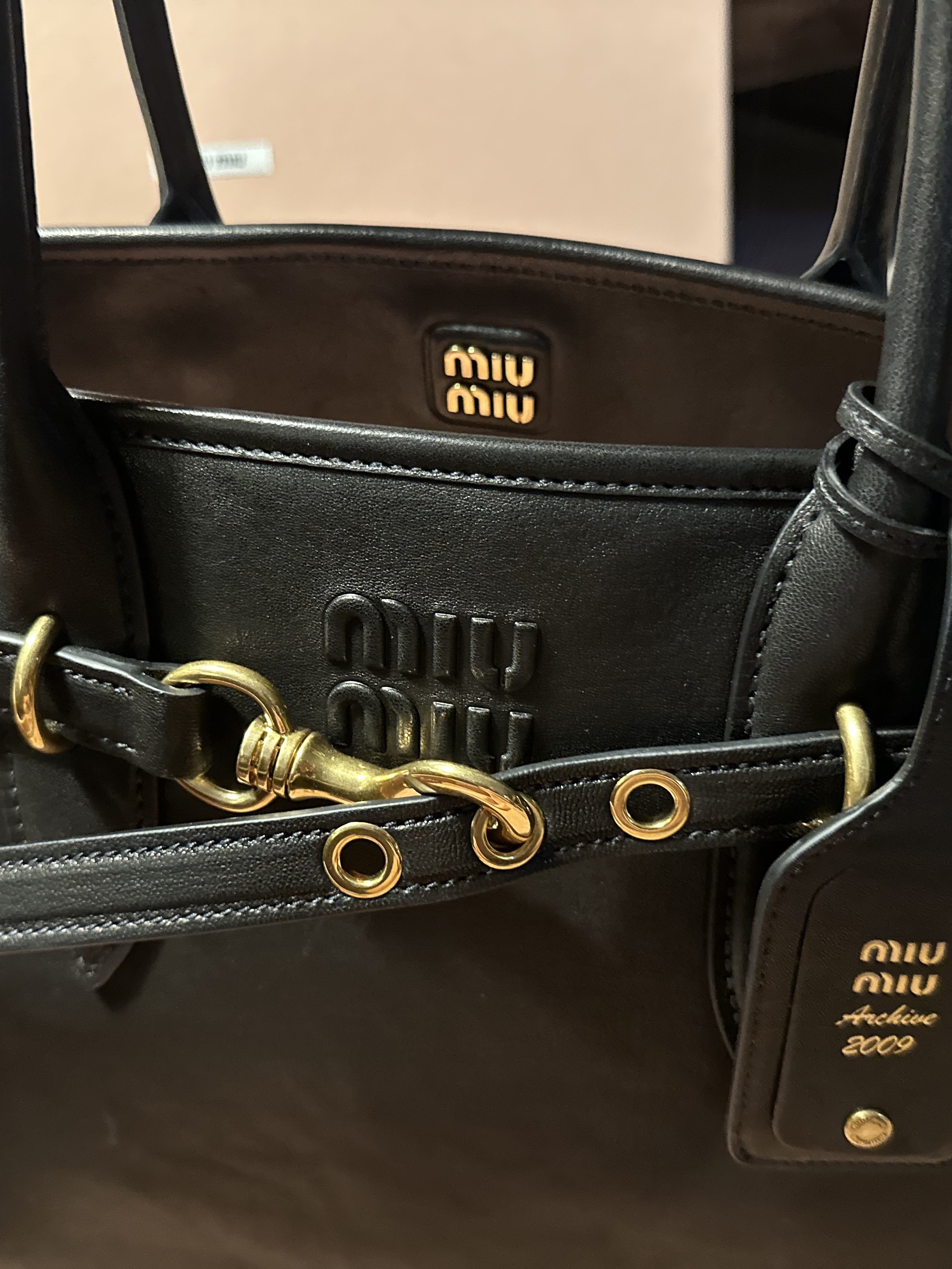 Miu Miu Aventure Nappa Leather Bag Black 착용 스타일 - 6