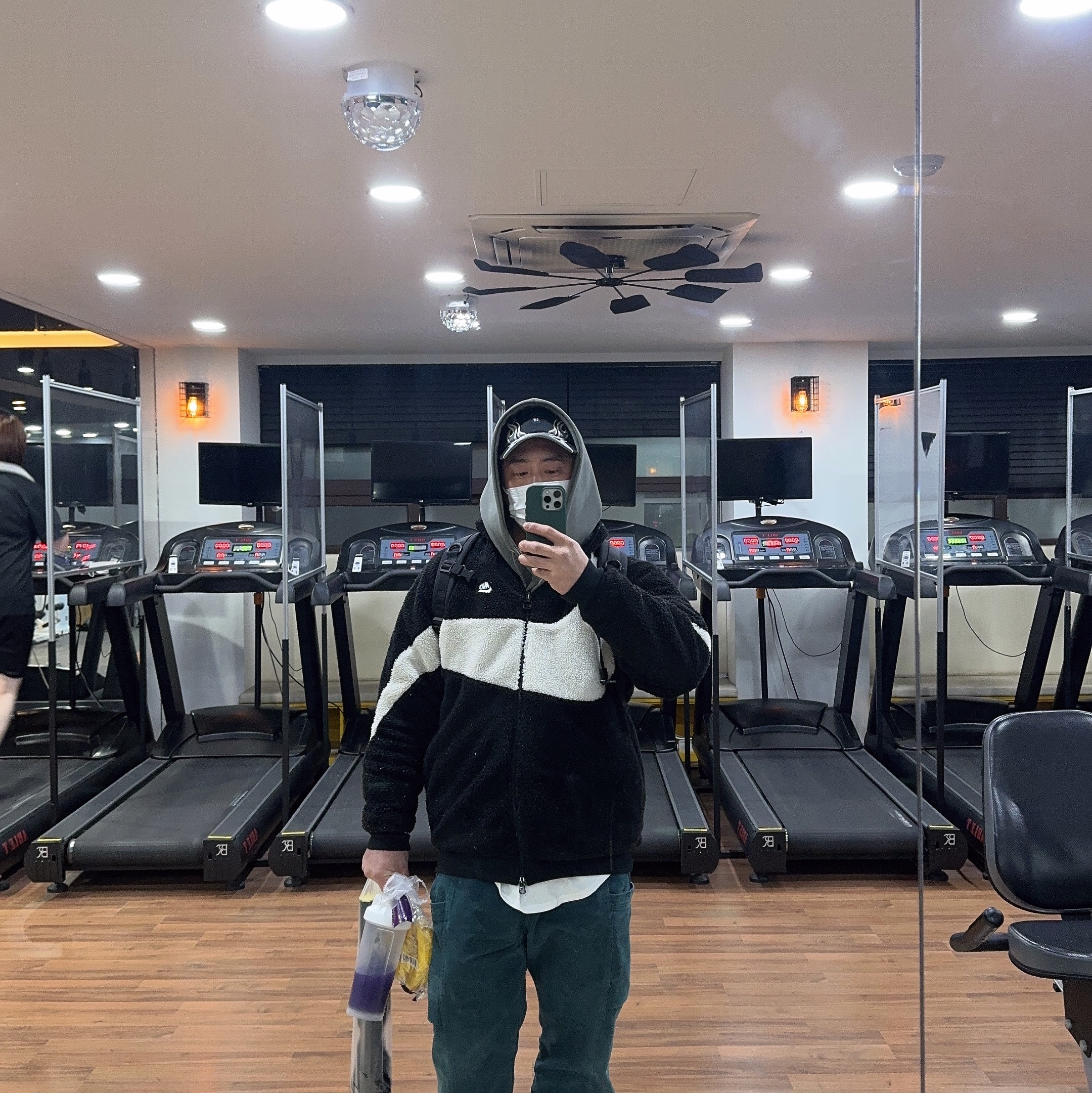Yeezy Gap Engineered By Balenciaga Flame Cap Black 착용 스타일 - 1