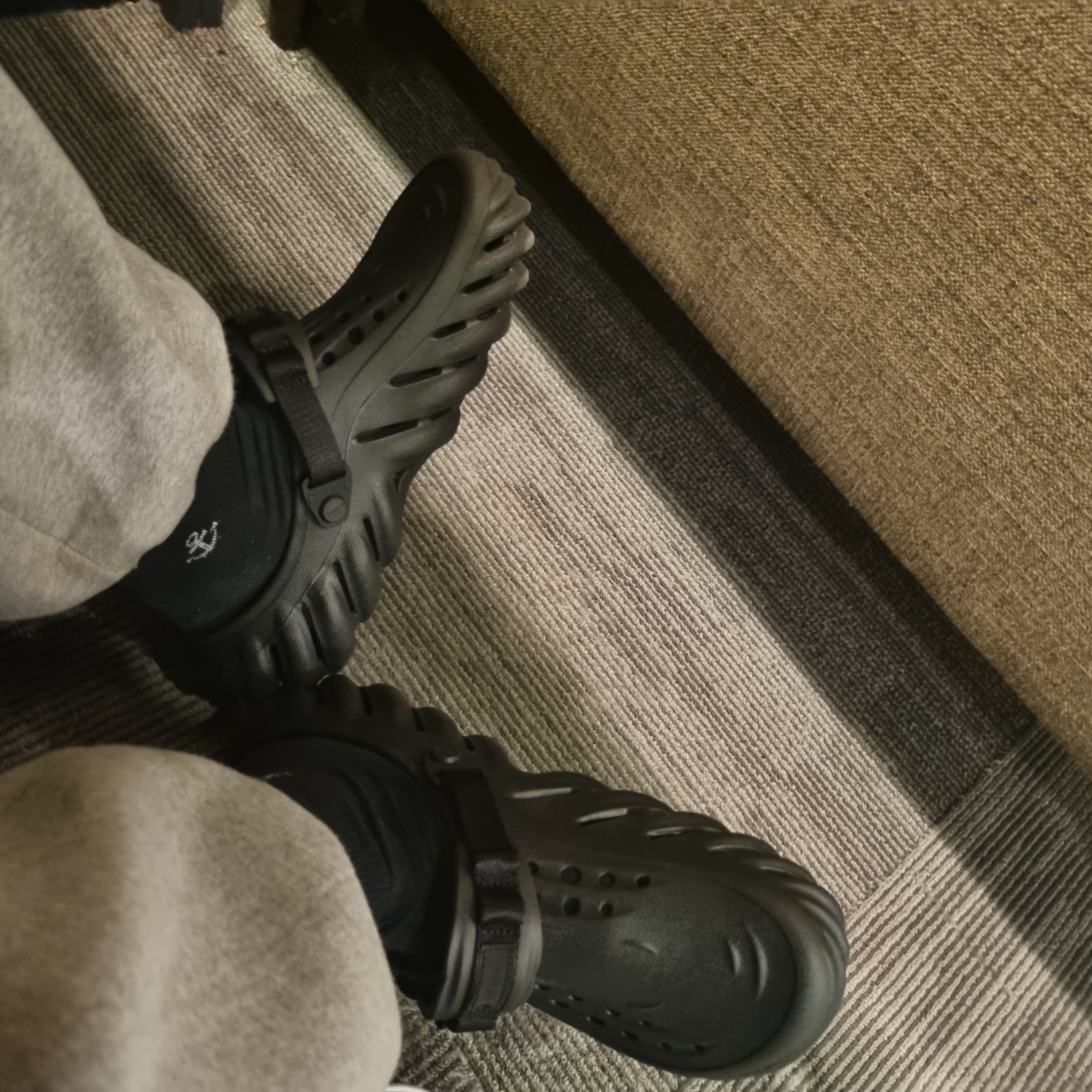 Crocs Echo Clog Black 착용 스타일