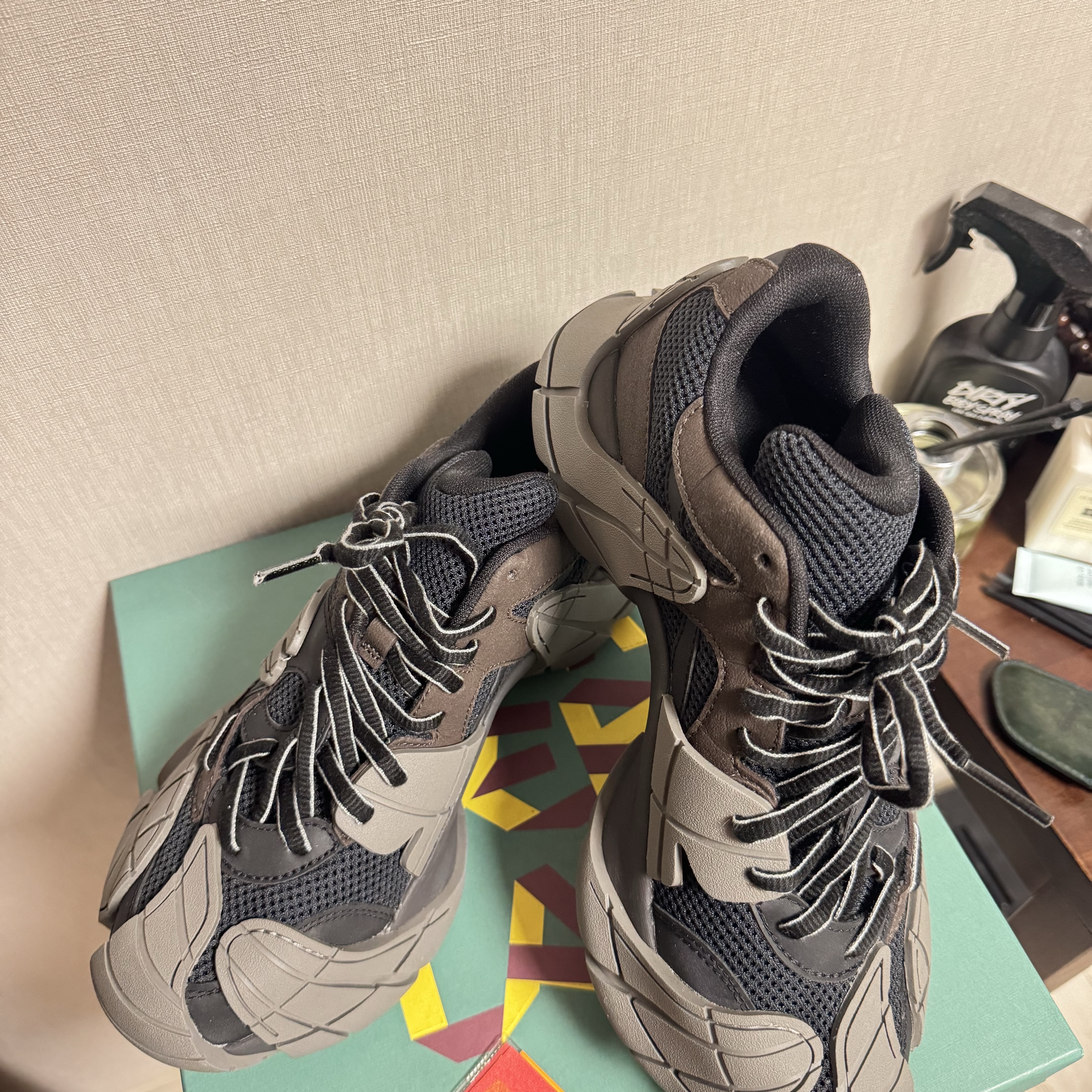 Camper Tormenta Black Gray 착용 스타일