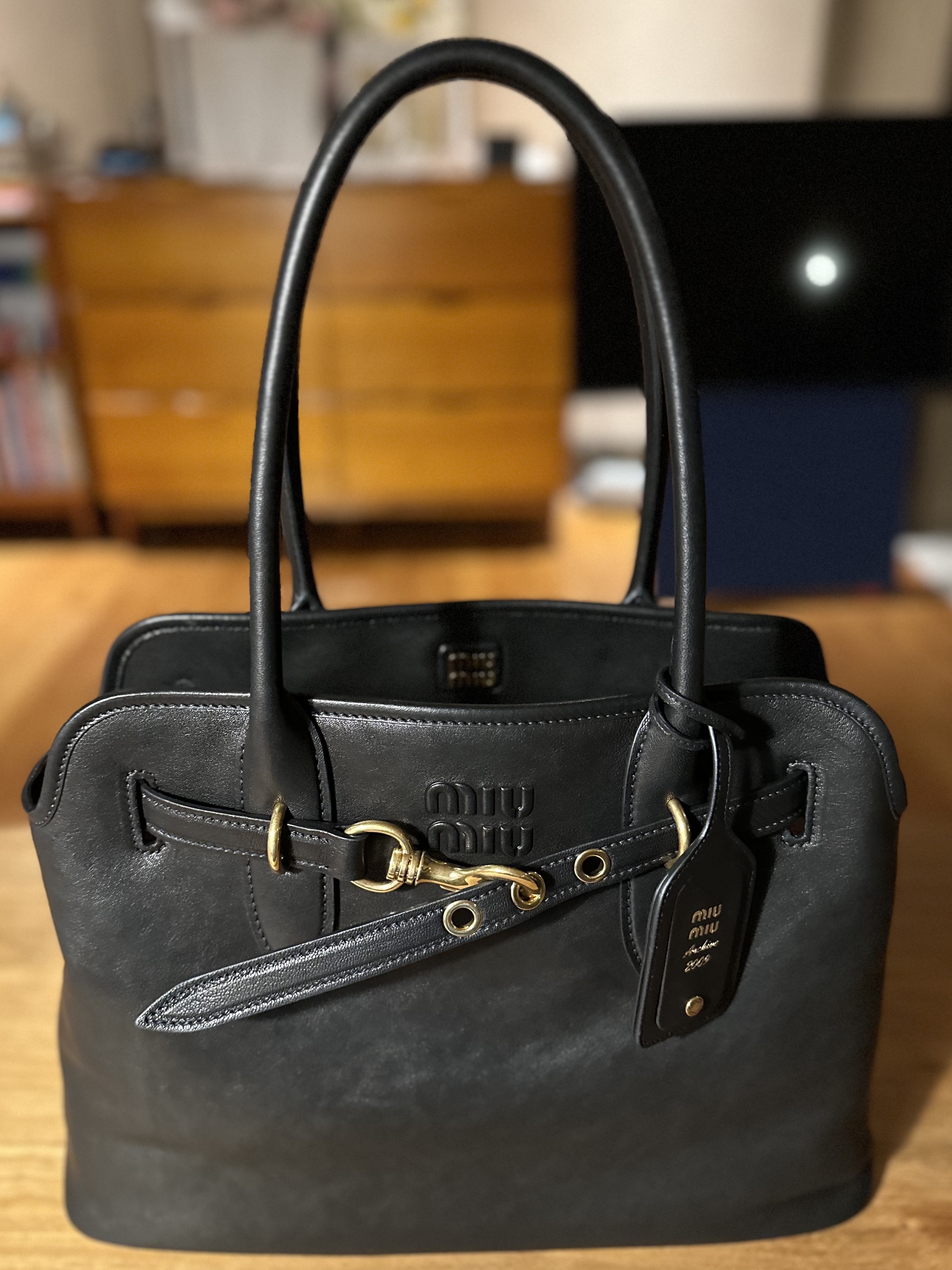 Miu Miu Aventure Nappa Leather Bag Black 착용 스타일 - 4