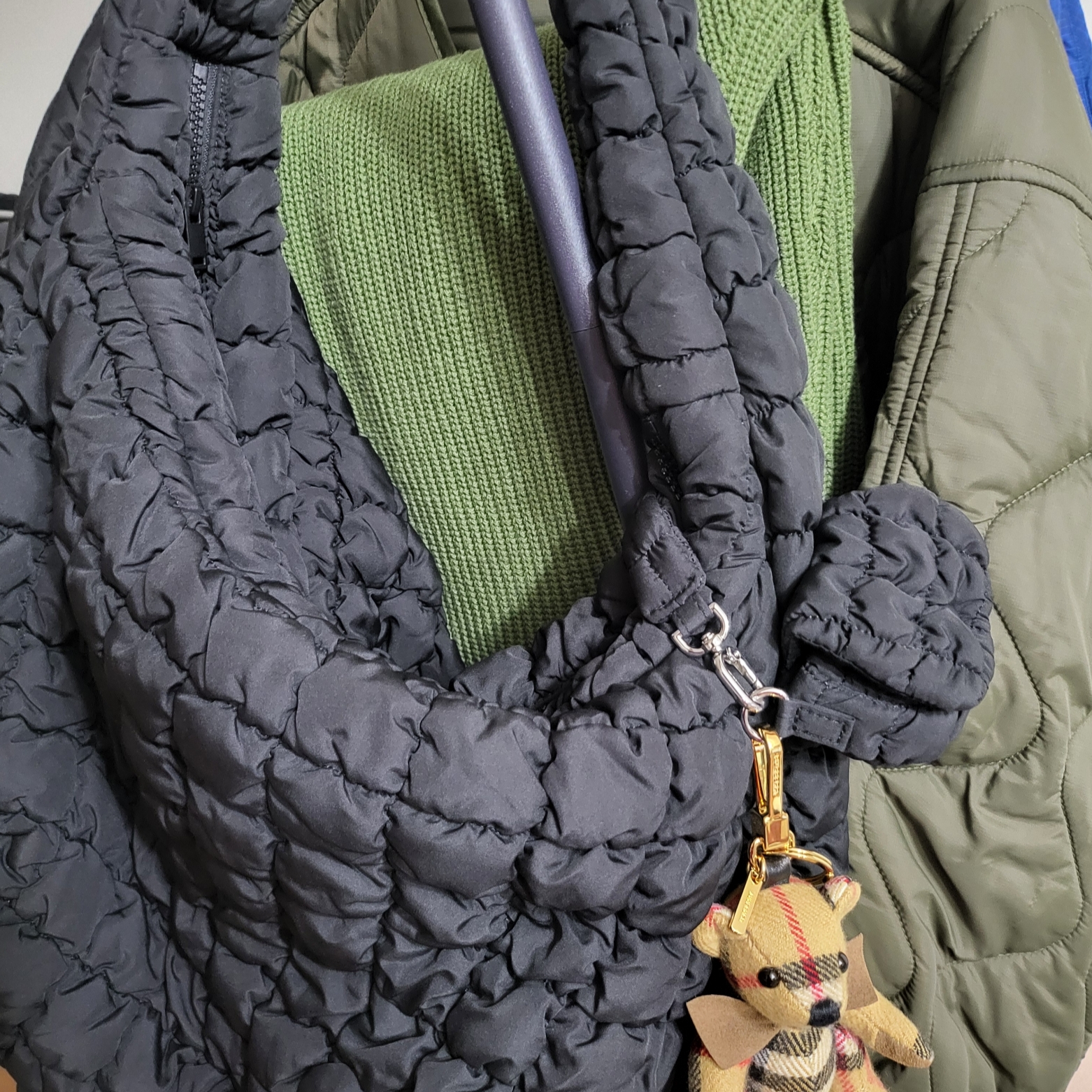 COS Quilted Oversized Shoulder Bag Black, COS Quilted Nano Bag Black 착용 스타일
