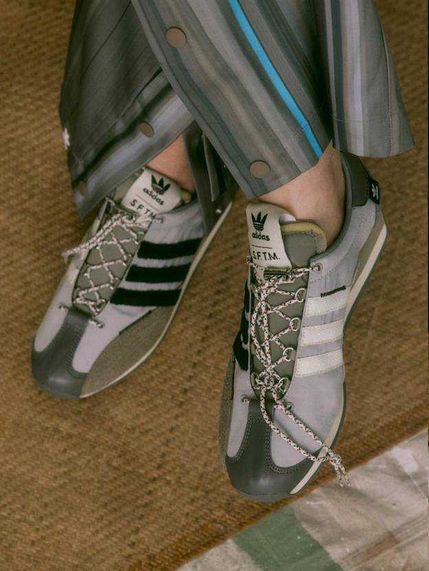 Adidas x Song for the Mute Country OG Grey Two Core Black 착용 스타일