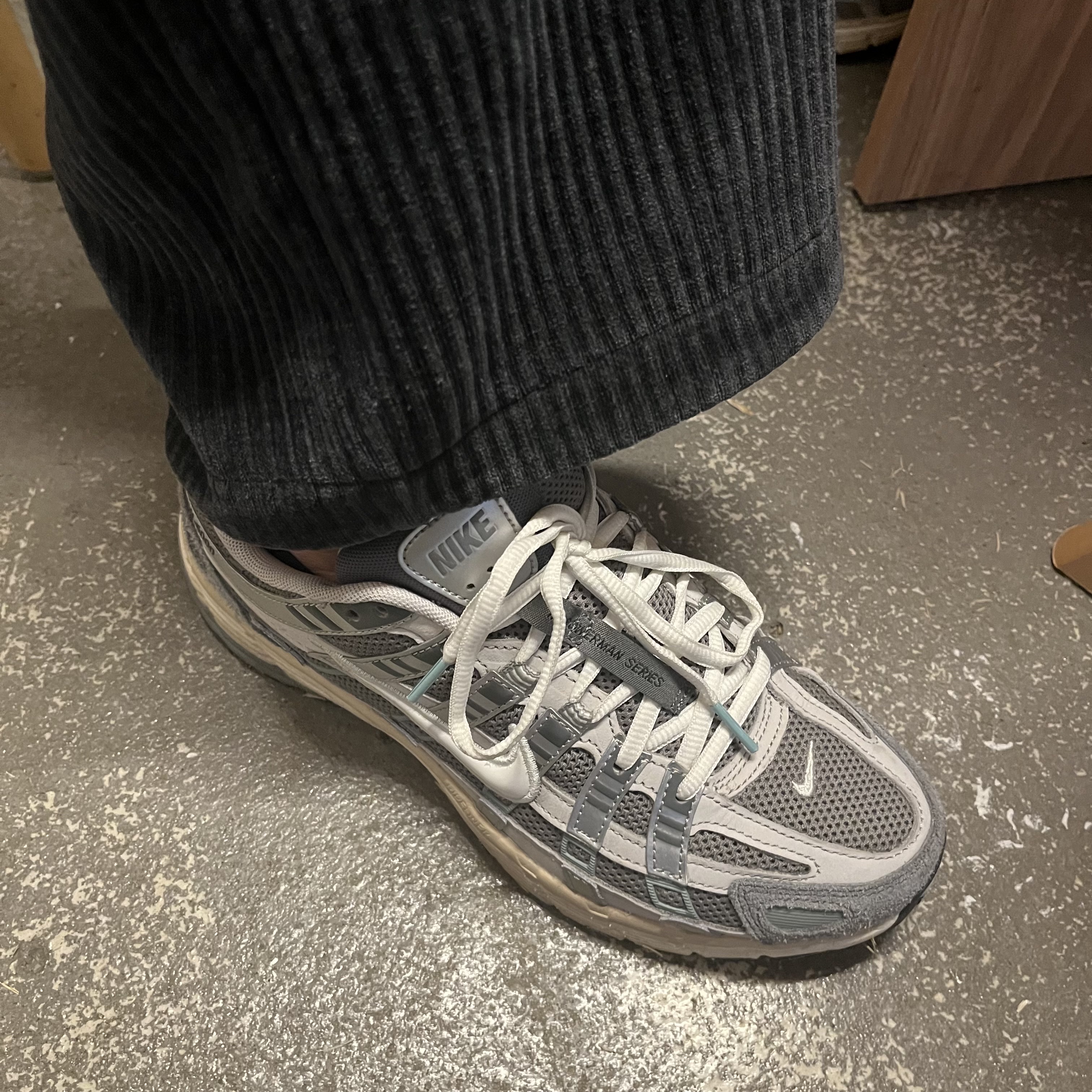Nike P-6000 Flat Pewter Light Iron Ore 착용 스타일
