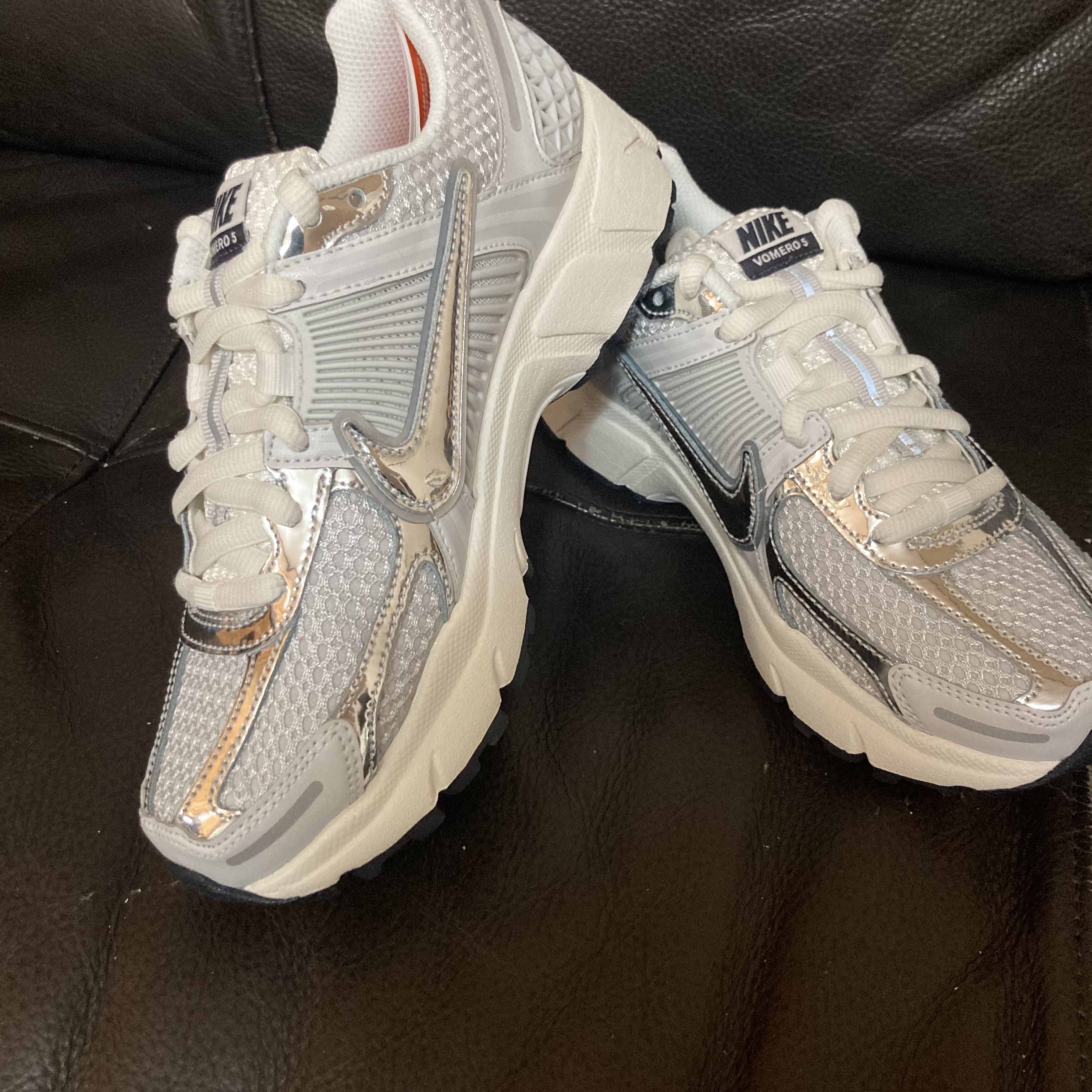 (W) Nike Zoom Vomero 5 Photon Dust and Metallic Silver 착용 스타일