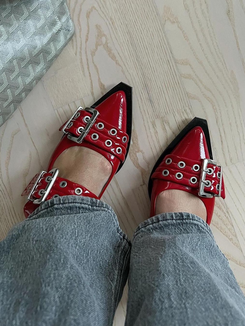 (W) Ganni Feminine Buckle Ballerinas Black, (W) Ganni Wide Welt Buckle Ballerinas Racing Red 착용 스타일 - 5