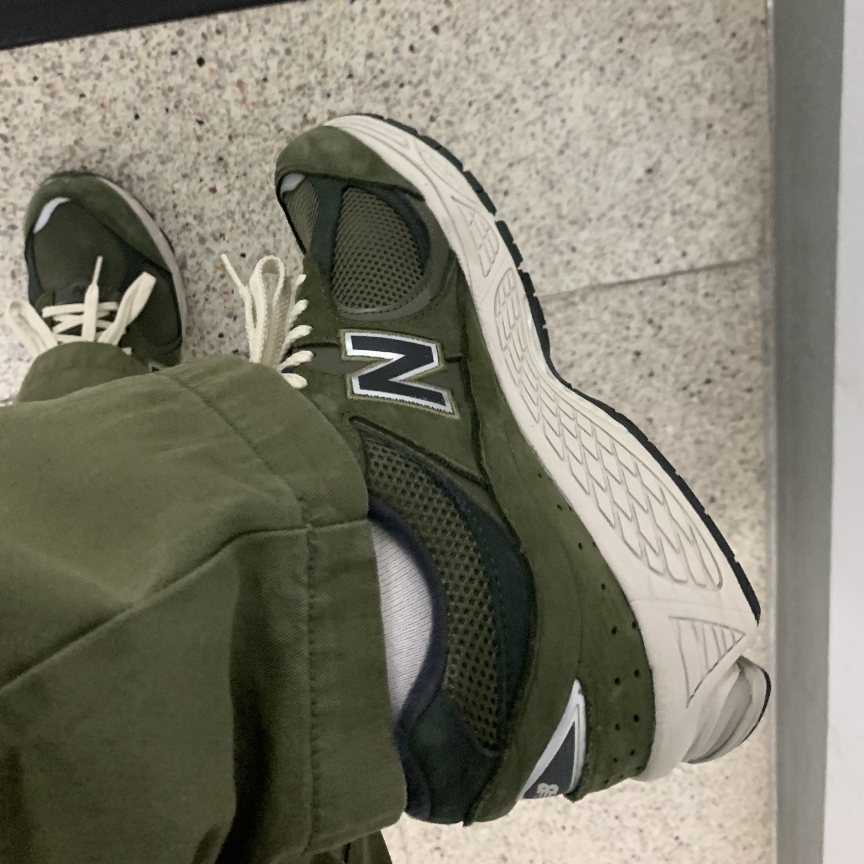 New Balance 2002R Grape Leaf 착용 스타일 - 2