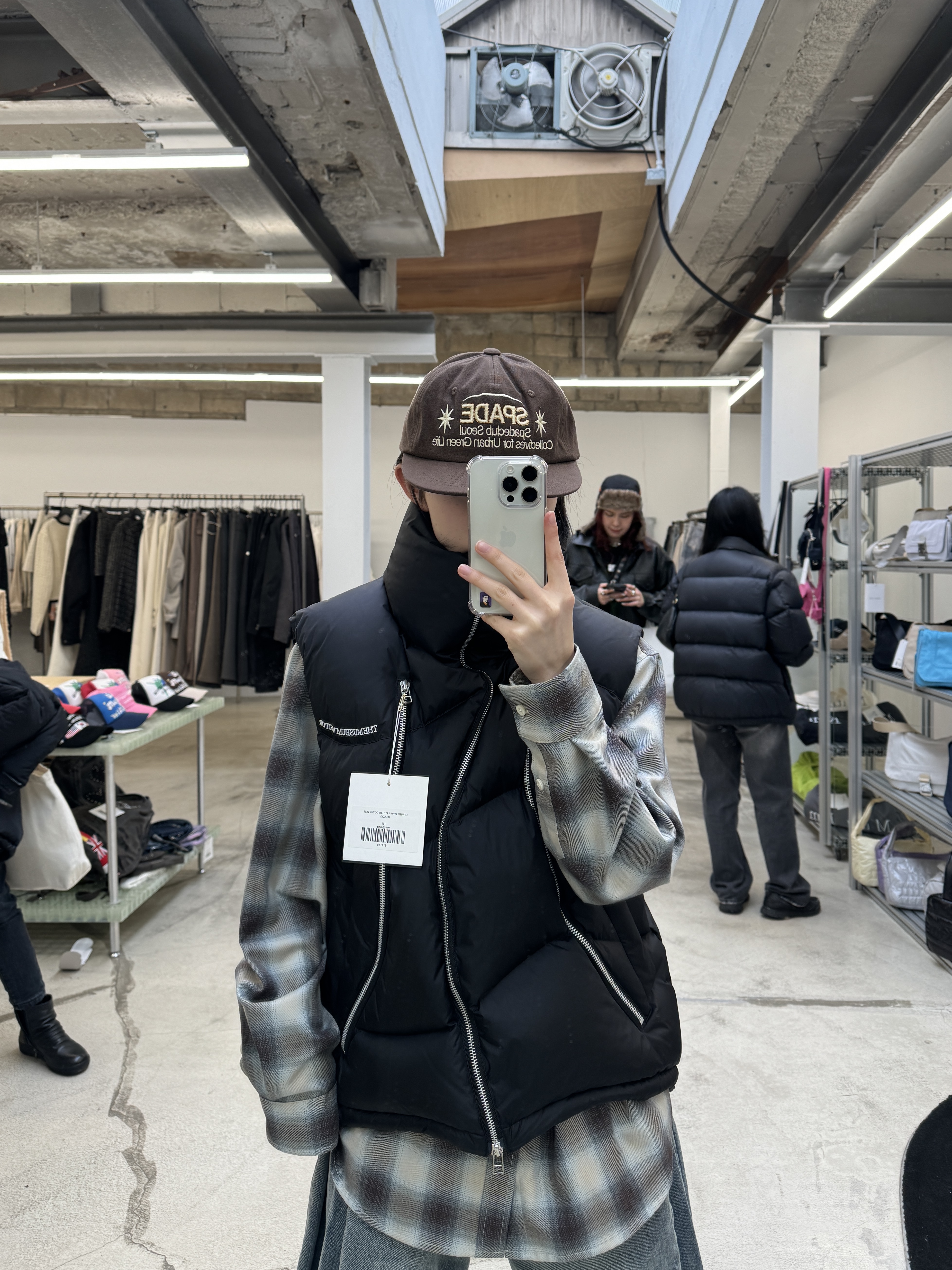 The Museum Visitor KREAM Curved Zipper Puffer Down Vest Glossy Black - 23FW, (W) Matin Kim Lettering Ball Cap Orange 착용 스타일 - 1